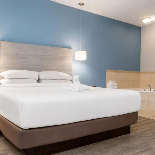 Bed in Signature Stay Inn & Suites - Downtown Hamilton
