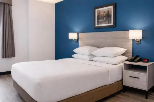 Bed in Signature Stay Inn & Suites - Downtown Hamilton