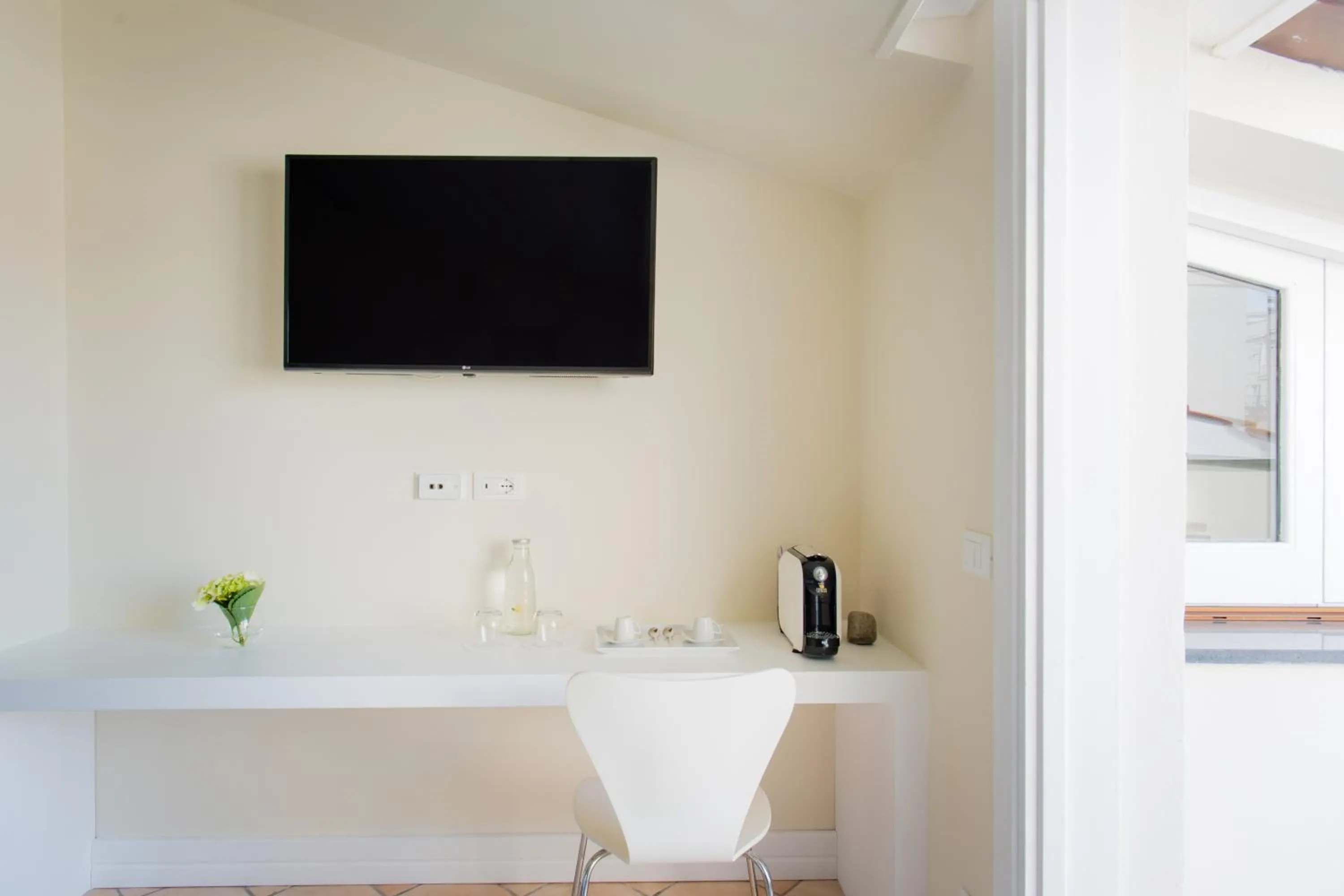 TV and multimedia in Palazzo Gargiulo Luxury Rooms & Suites