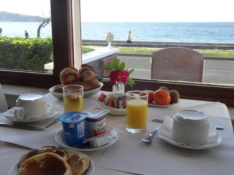 Restaurant/places to eat in Hotel Uhainak