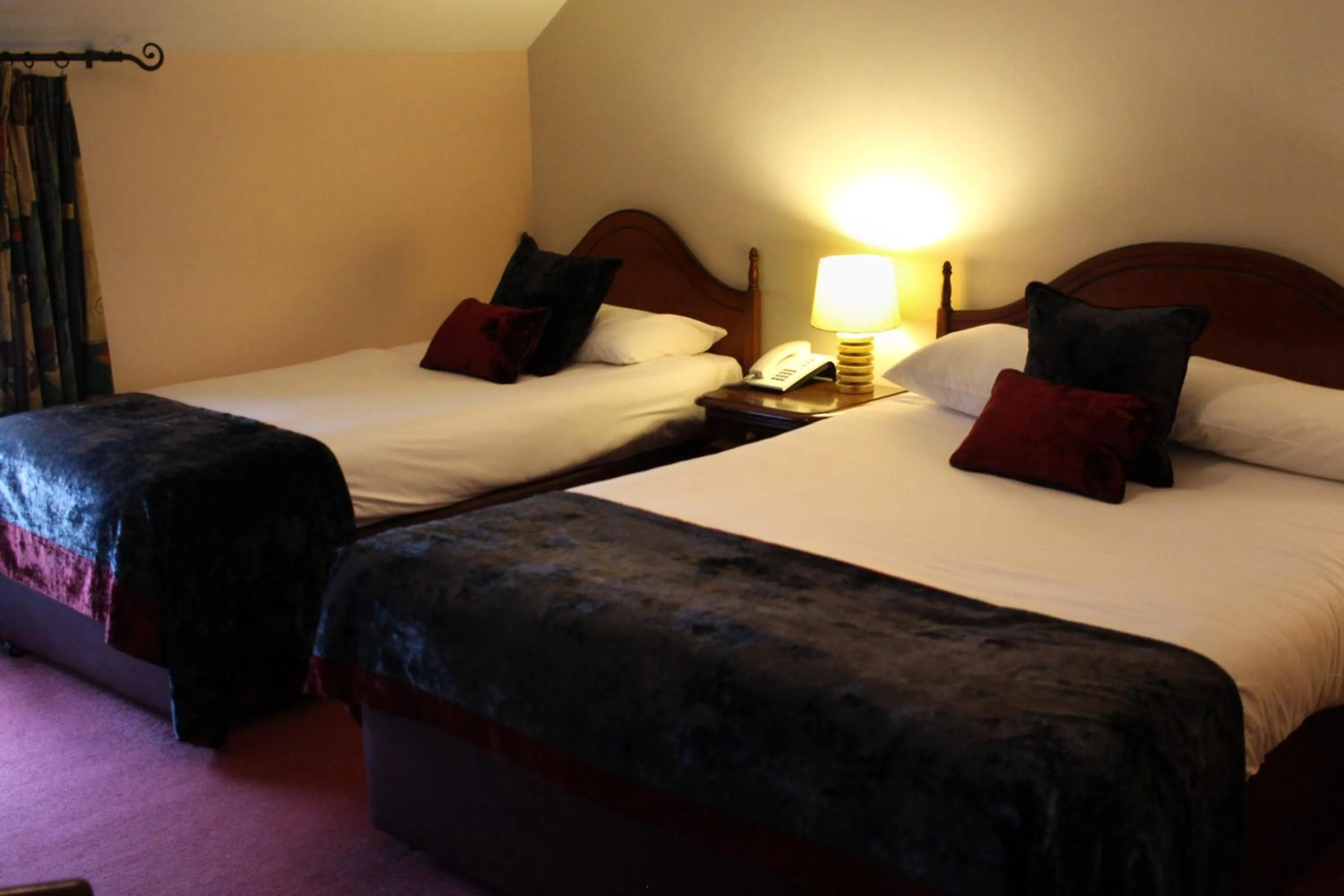 Bedroom, Bed in Bridge Hotel