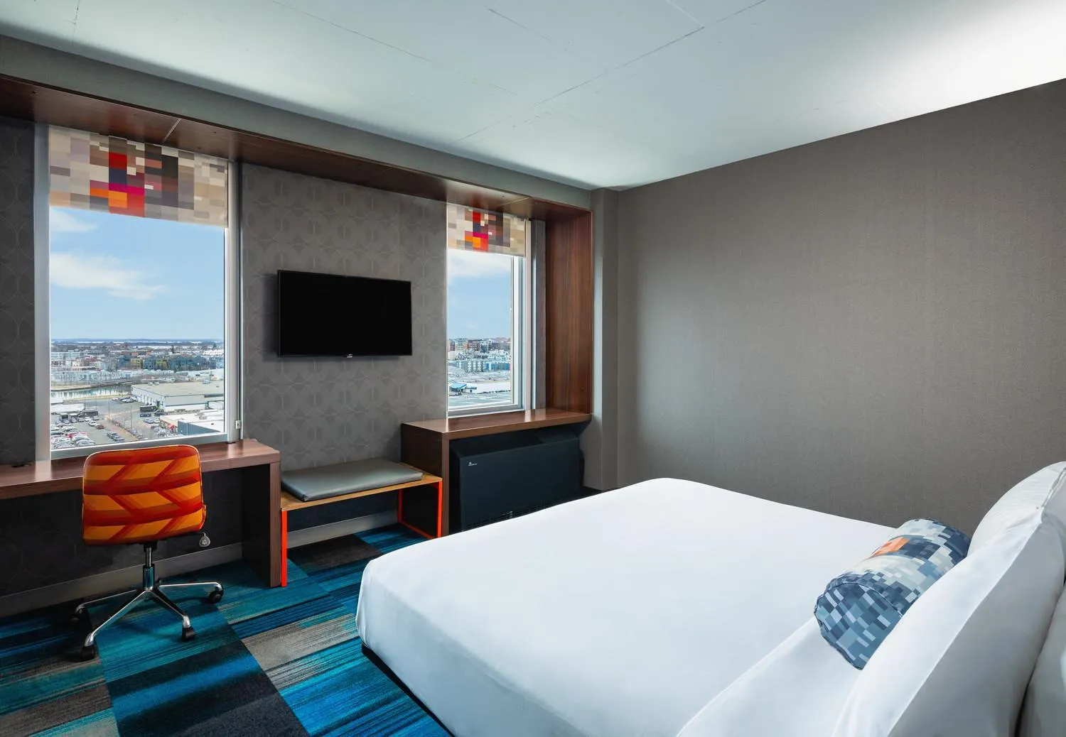 Bed in Aloft Boston Seaport District