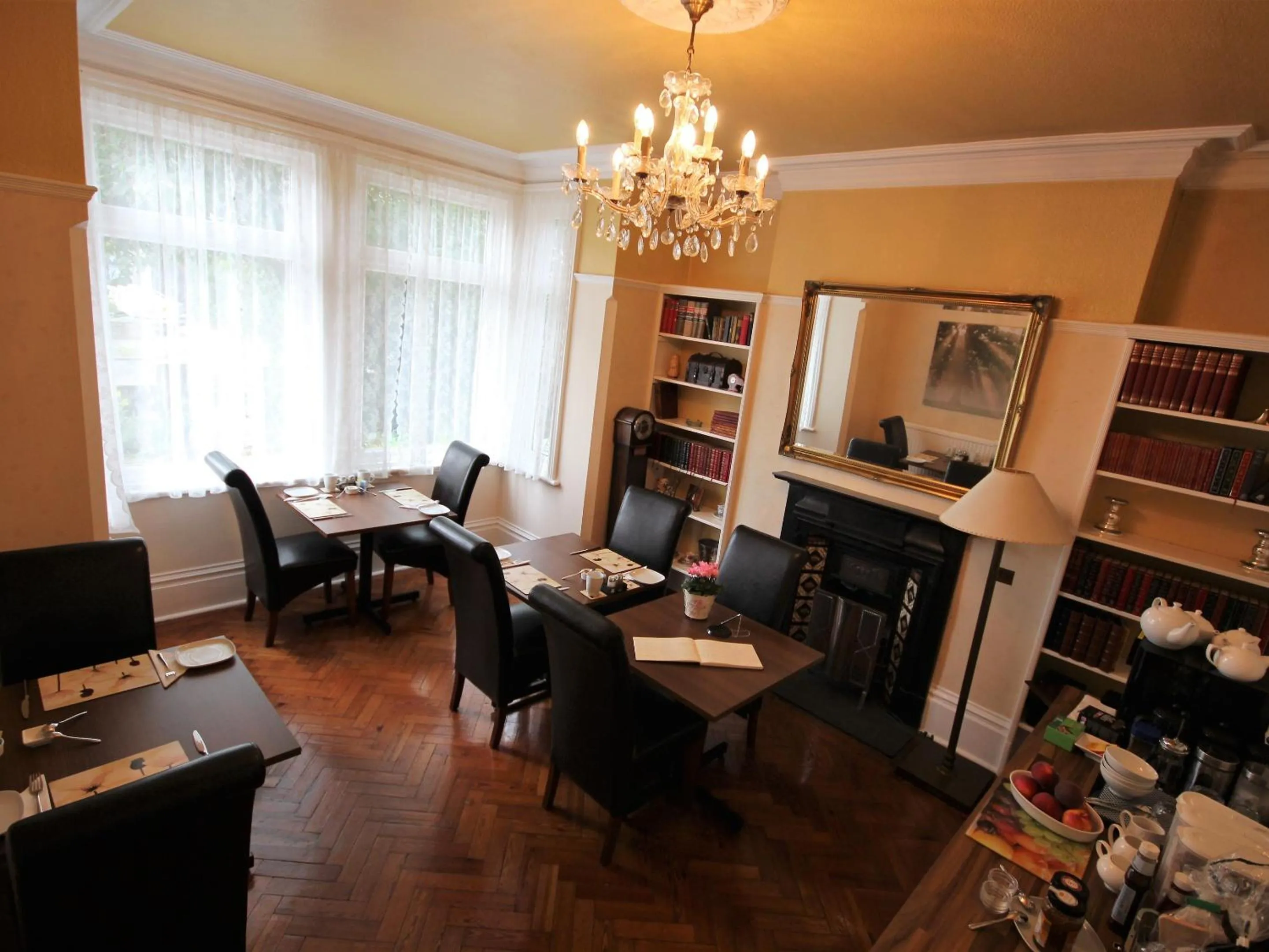 Dining area in Croham Park - Free Parking & Wi-Fi