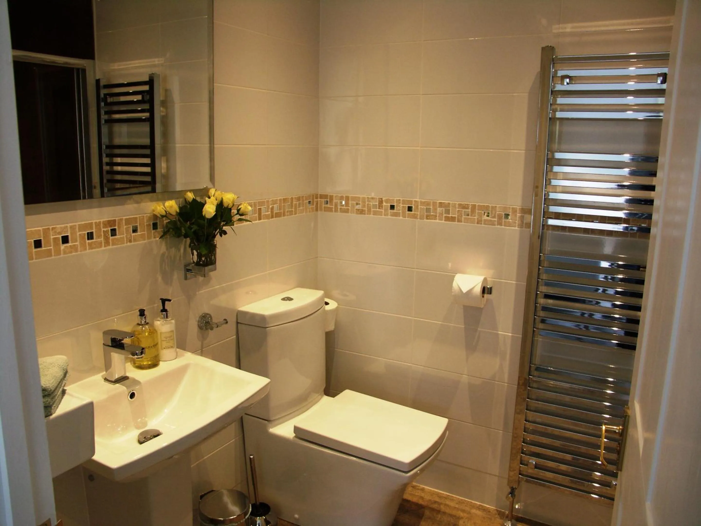 Bathroom in Croham Park - Free Parking & Wi-Fi