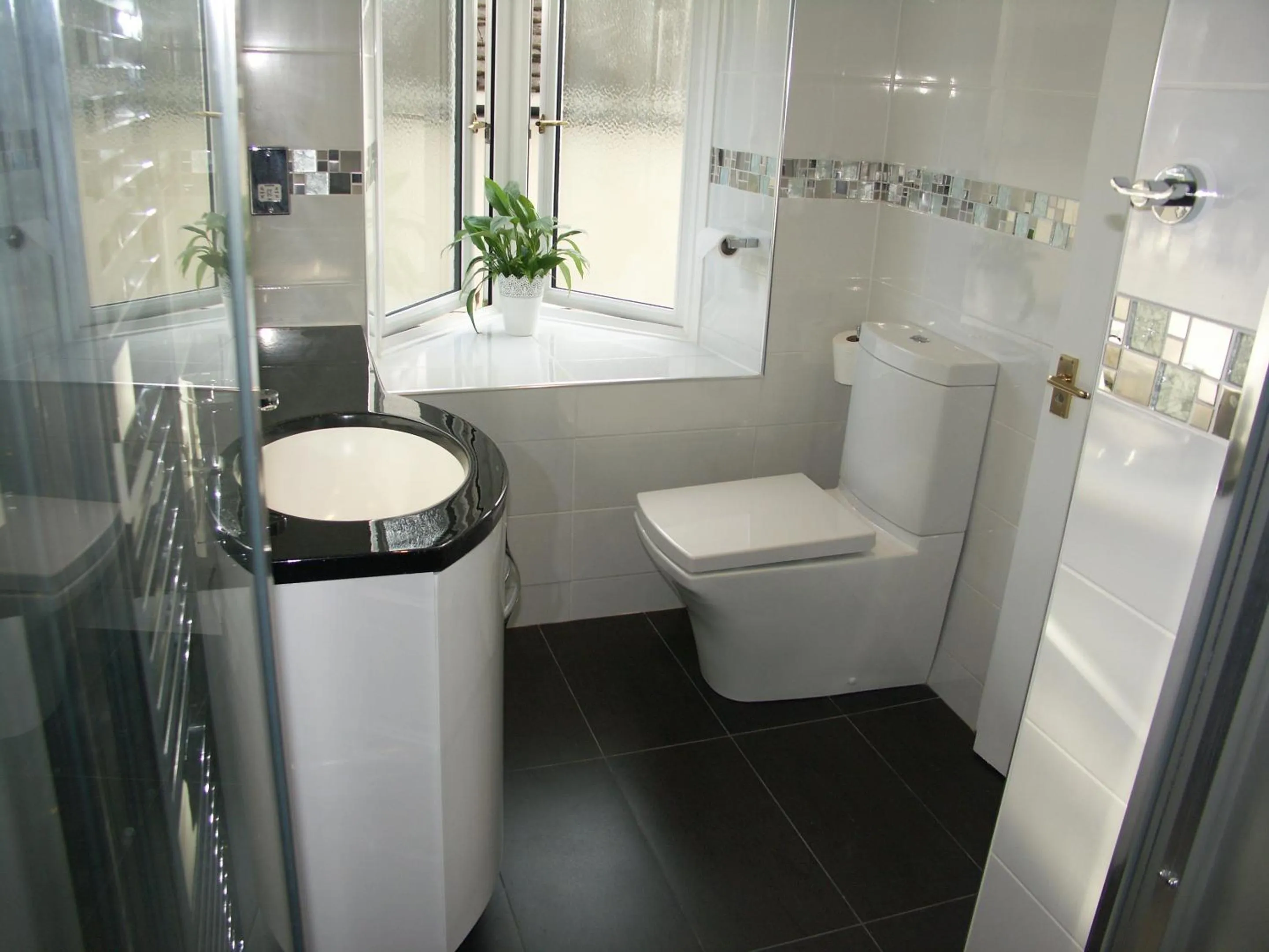 Bathroom in Croham Park - Free Parking & Wi-Fi