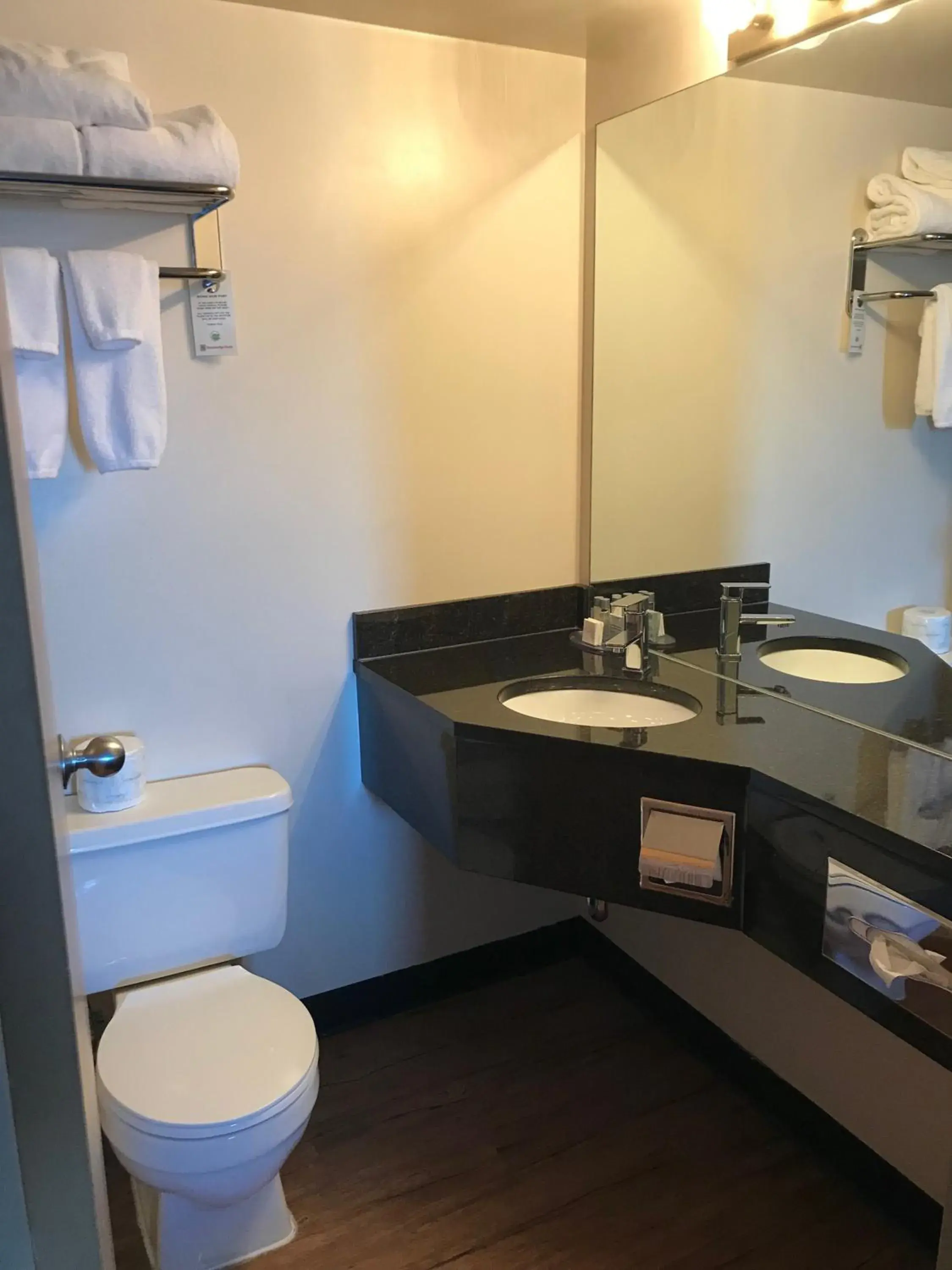 Standard King Room in Stonebridge Hotel Standard King Room in Stonebridge Hotel