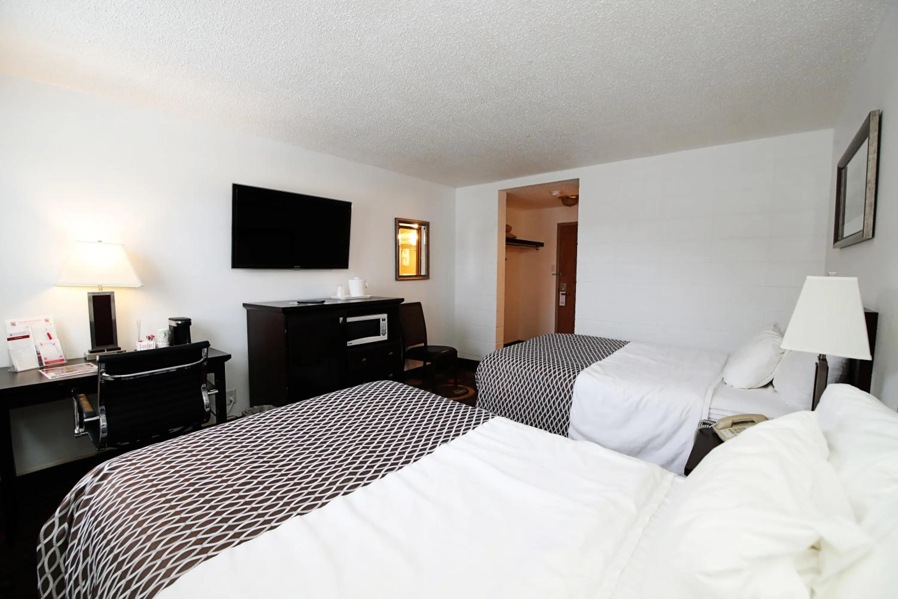 Bed in Stonebridge Hotel