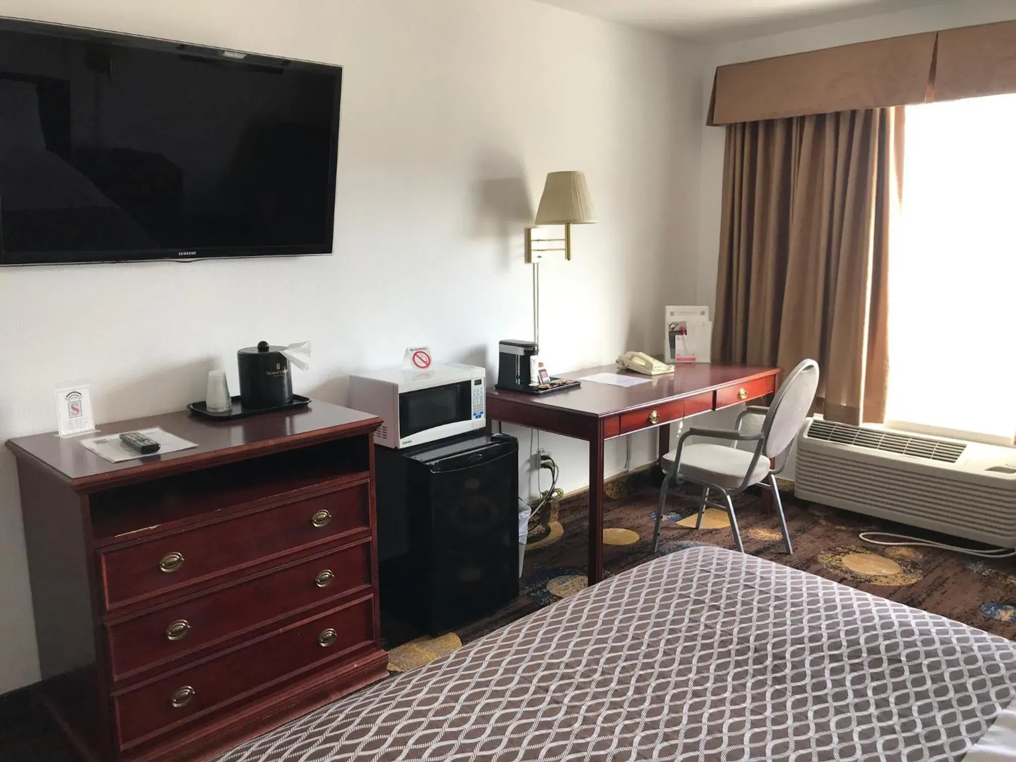 Deluxe Queen Room with Kitchenette in Stonebridge Hotel Deluxe Queen Room with Kitchenette in Stonebridge Hotel