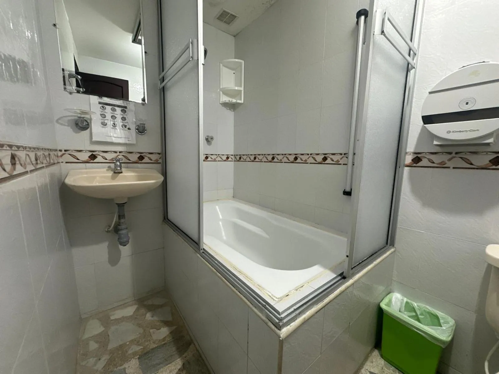 Shower in Hotel El Bosque