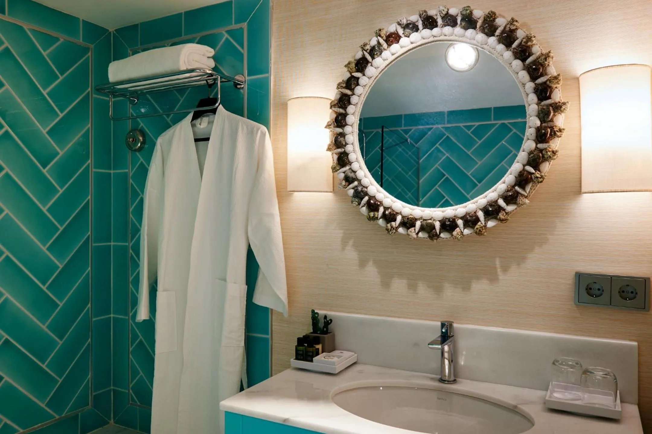 Shower in Hotel Honucai