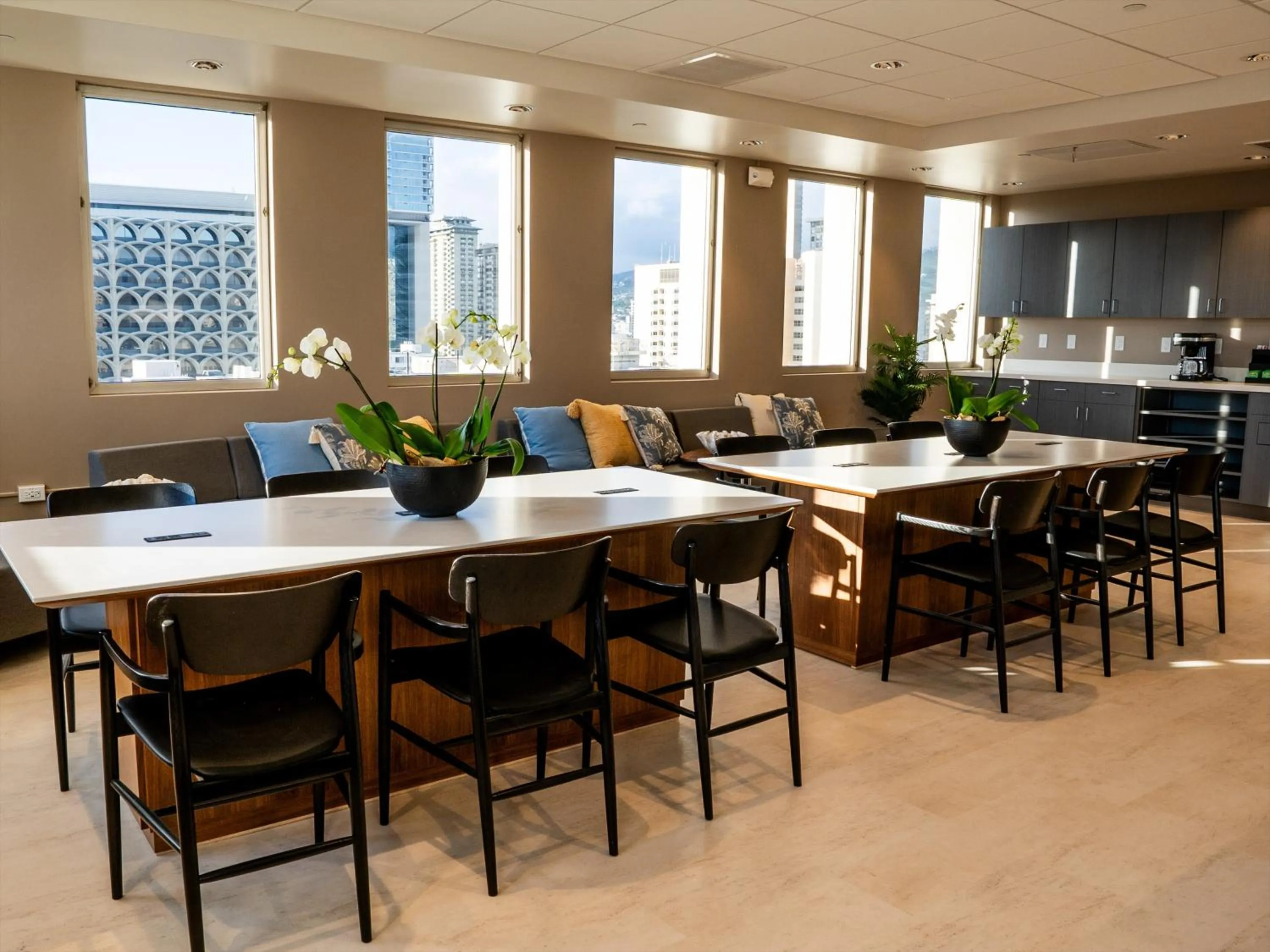 Communal lounge/ TV room in First Cabin International Hawaii