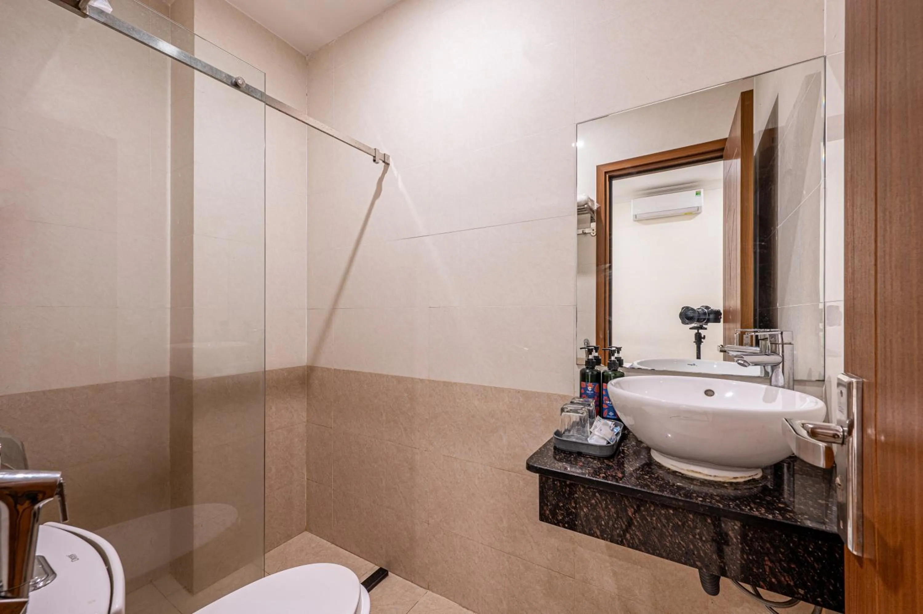 Shower in Cozrum - Love Hotel Trần Thị Nghỉ