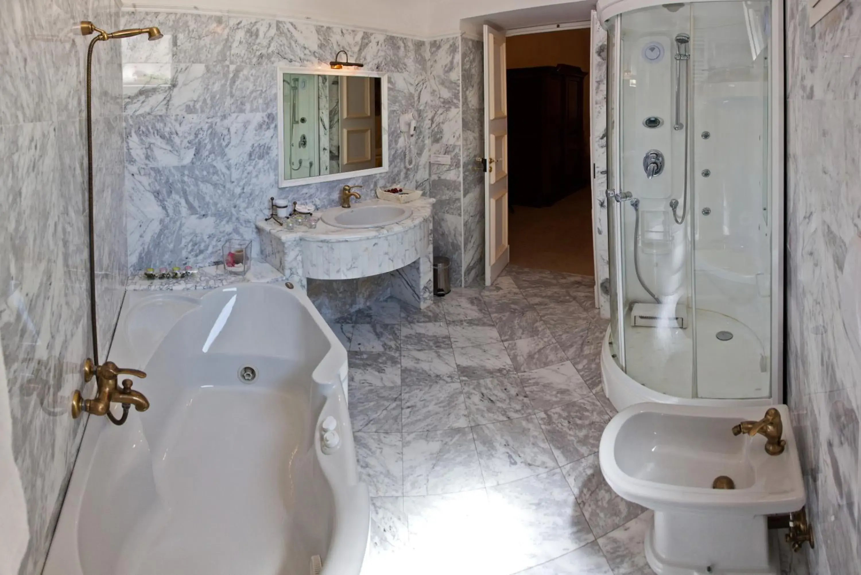 King Room with Spa Bath - single occupancy in Palazzo Volta Boutique Luxury B&B King Room with Spa Bath - single occupancy in Palazzo Volta Boutique Luxury B&B