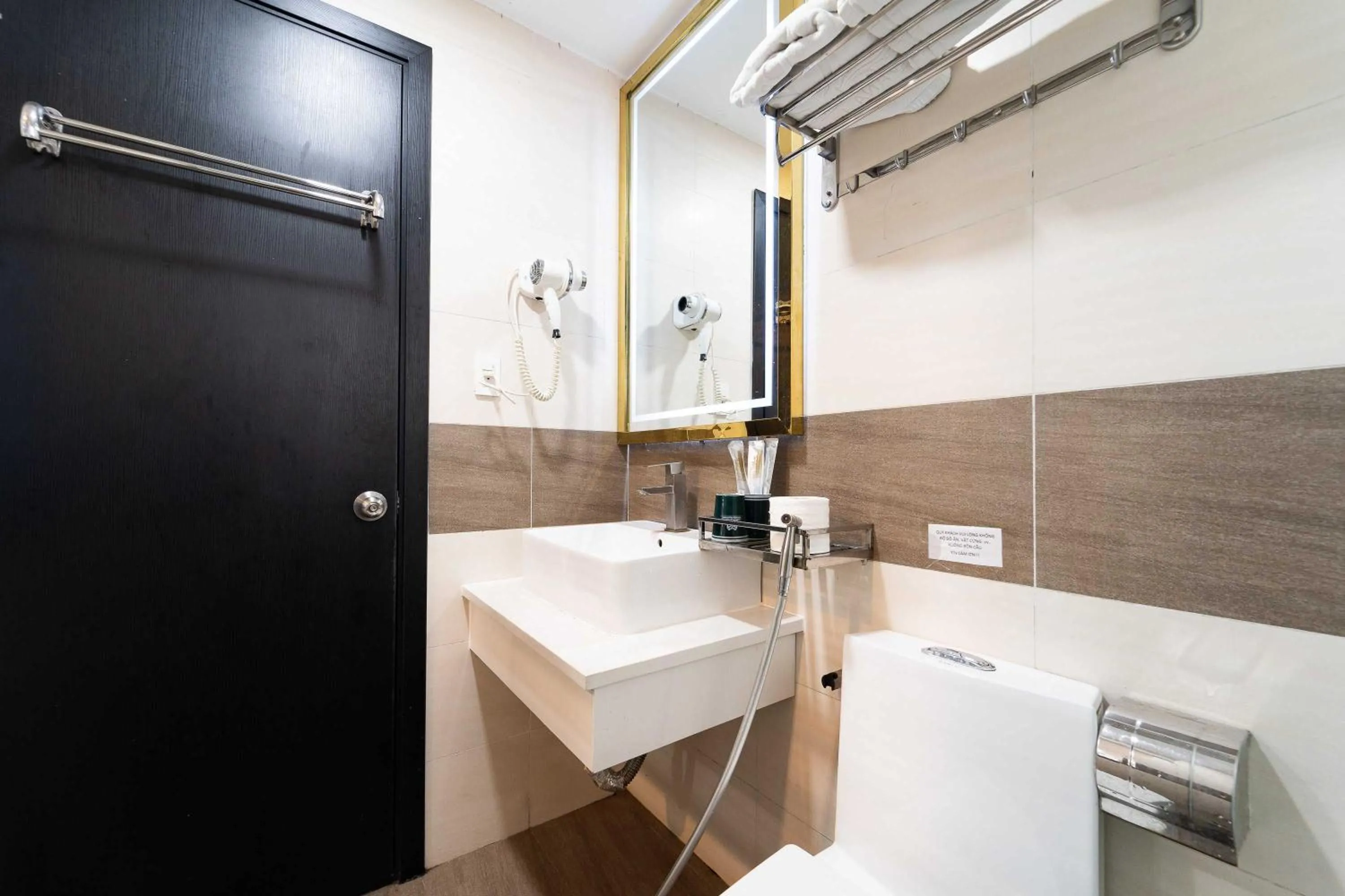 Bathroom in Collection O Havana Airport Hotel