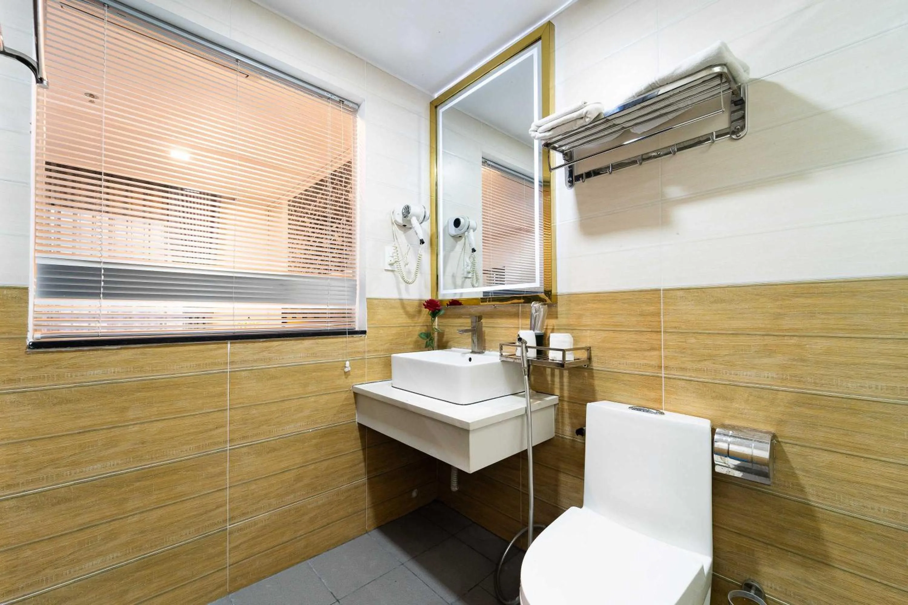 Bathroom in Collection O Havana Airport Hotel