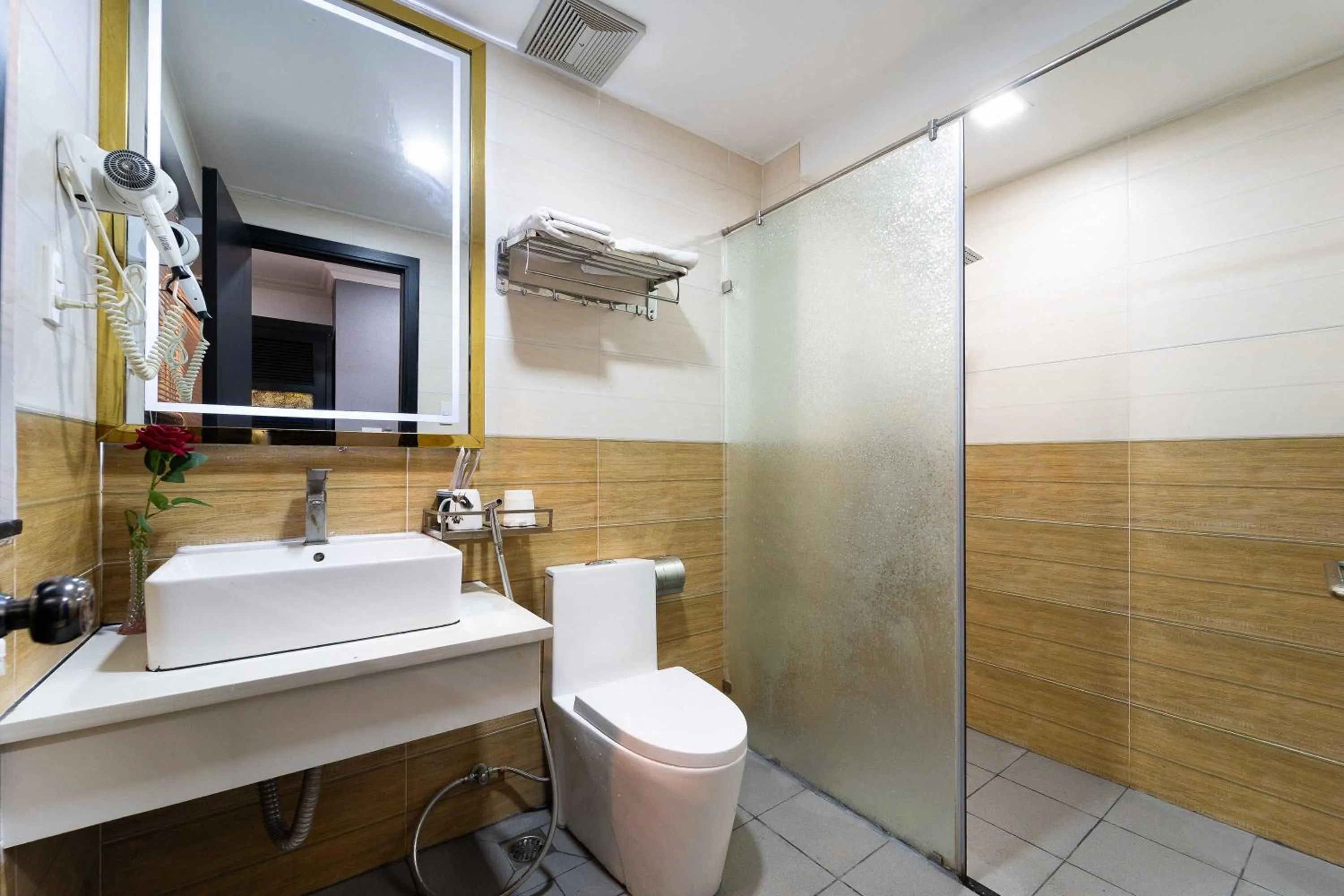 Bathroom in Collection O Havana Airport Hotel