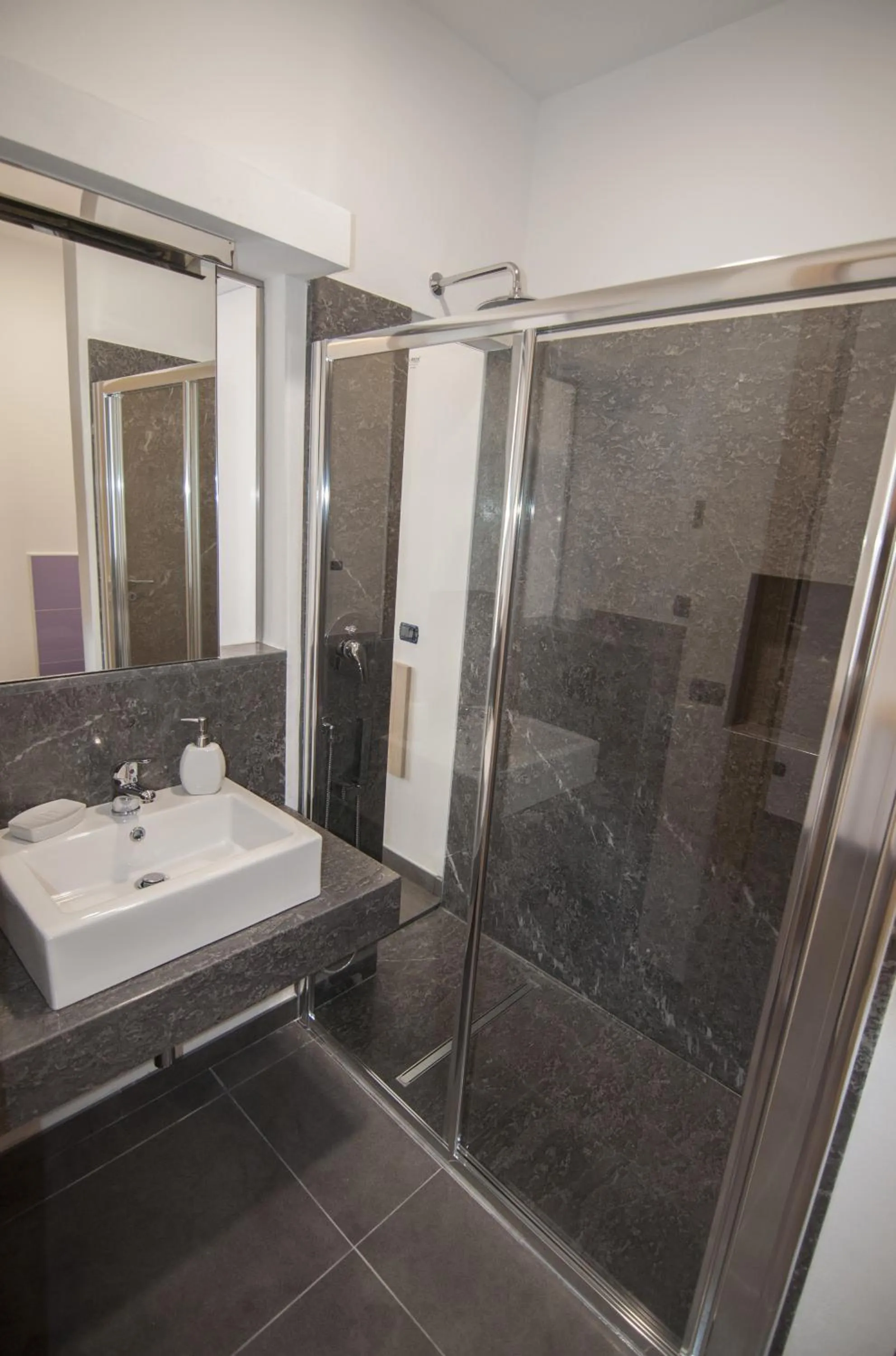 Shower in Villa Cerniglia Plus