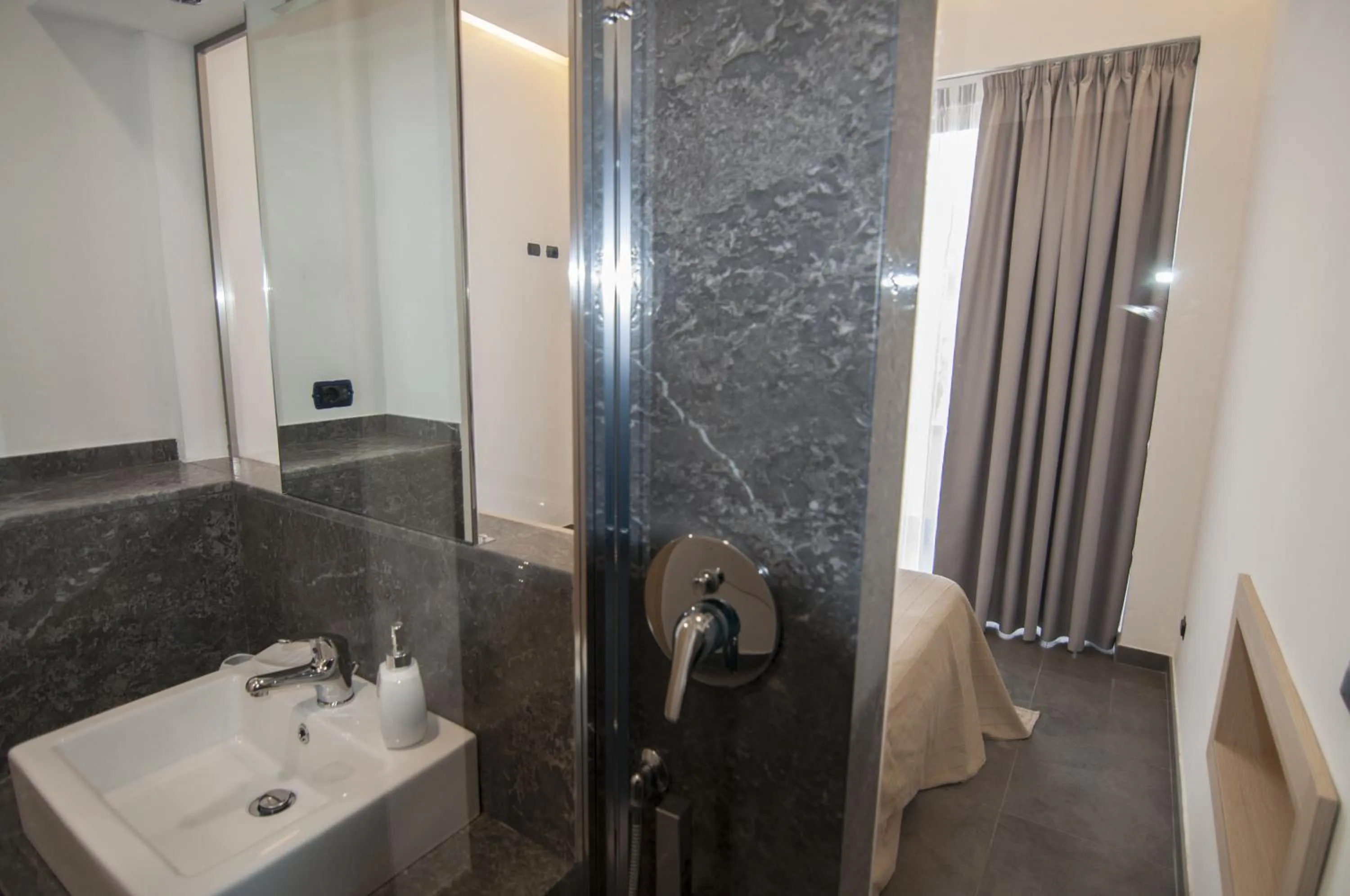 Shower in Villa Cerniglia Plus