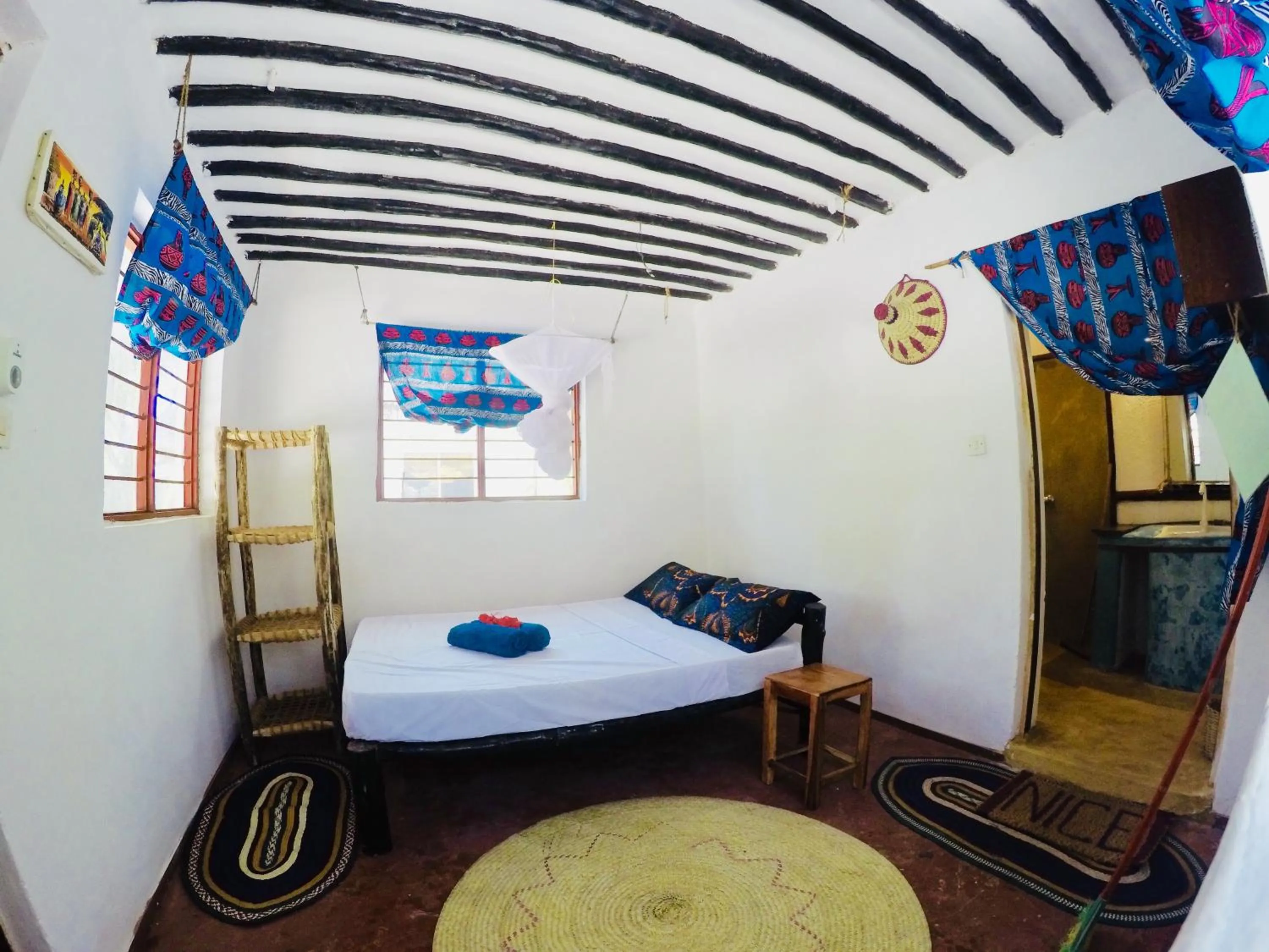 Bathroom, Bed in Evergreen Bungalows