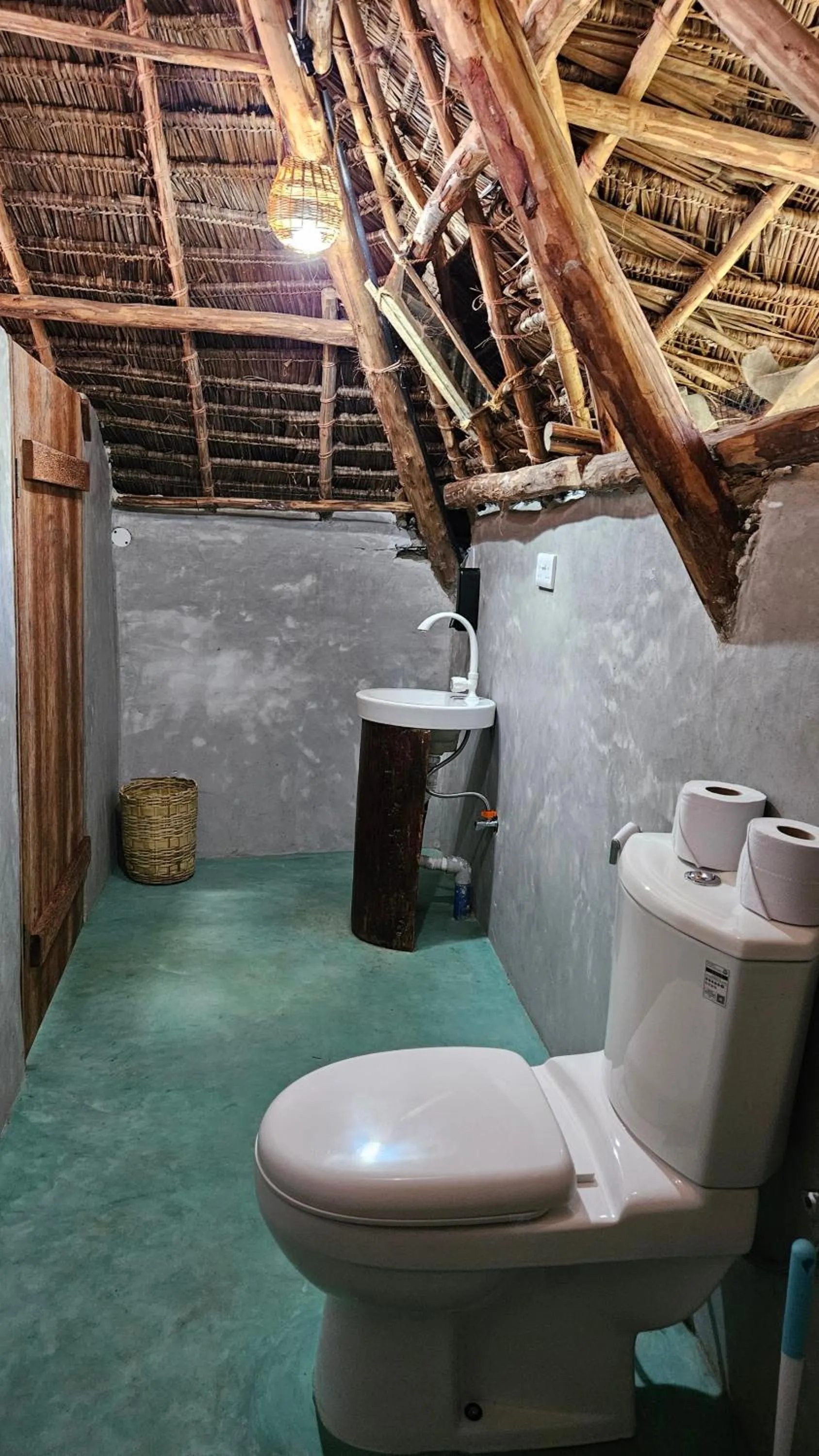 Toilet in Evergreen Bungalows