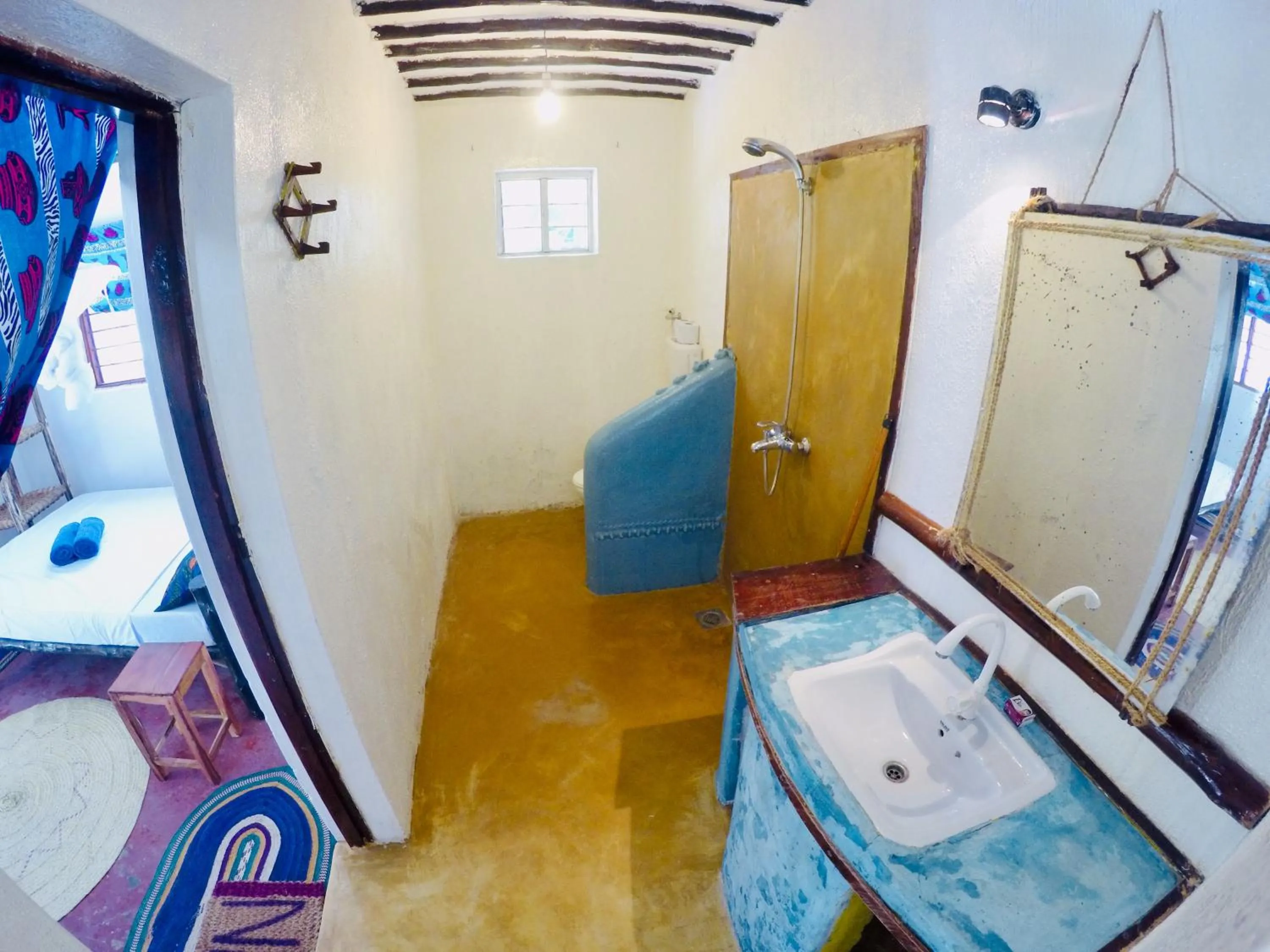 Bathroom, Bed in Evergreen Bungalows