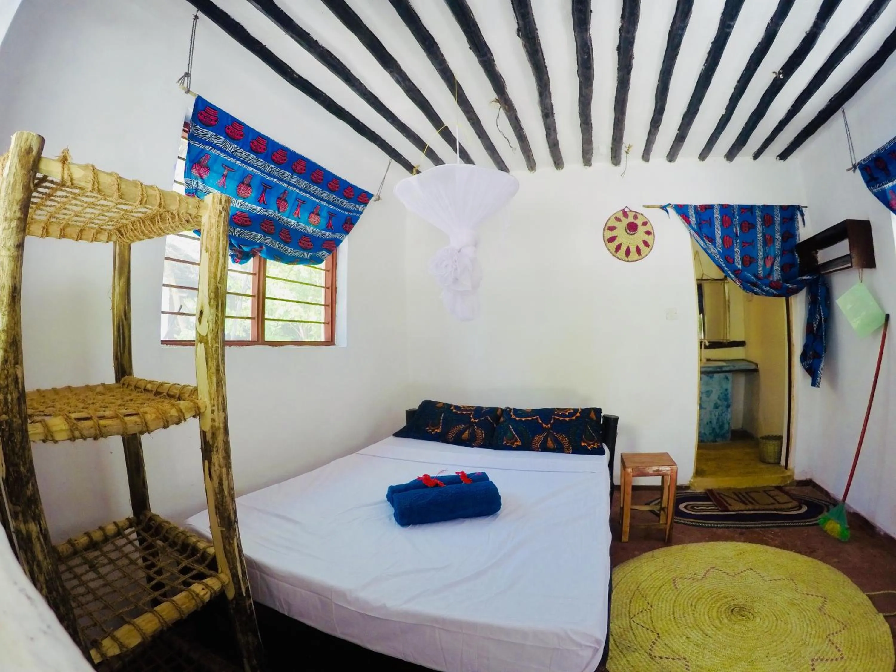 Bathroom, Bed in Evergreen Bungalows