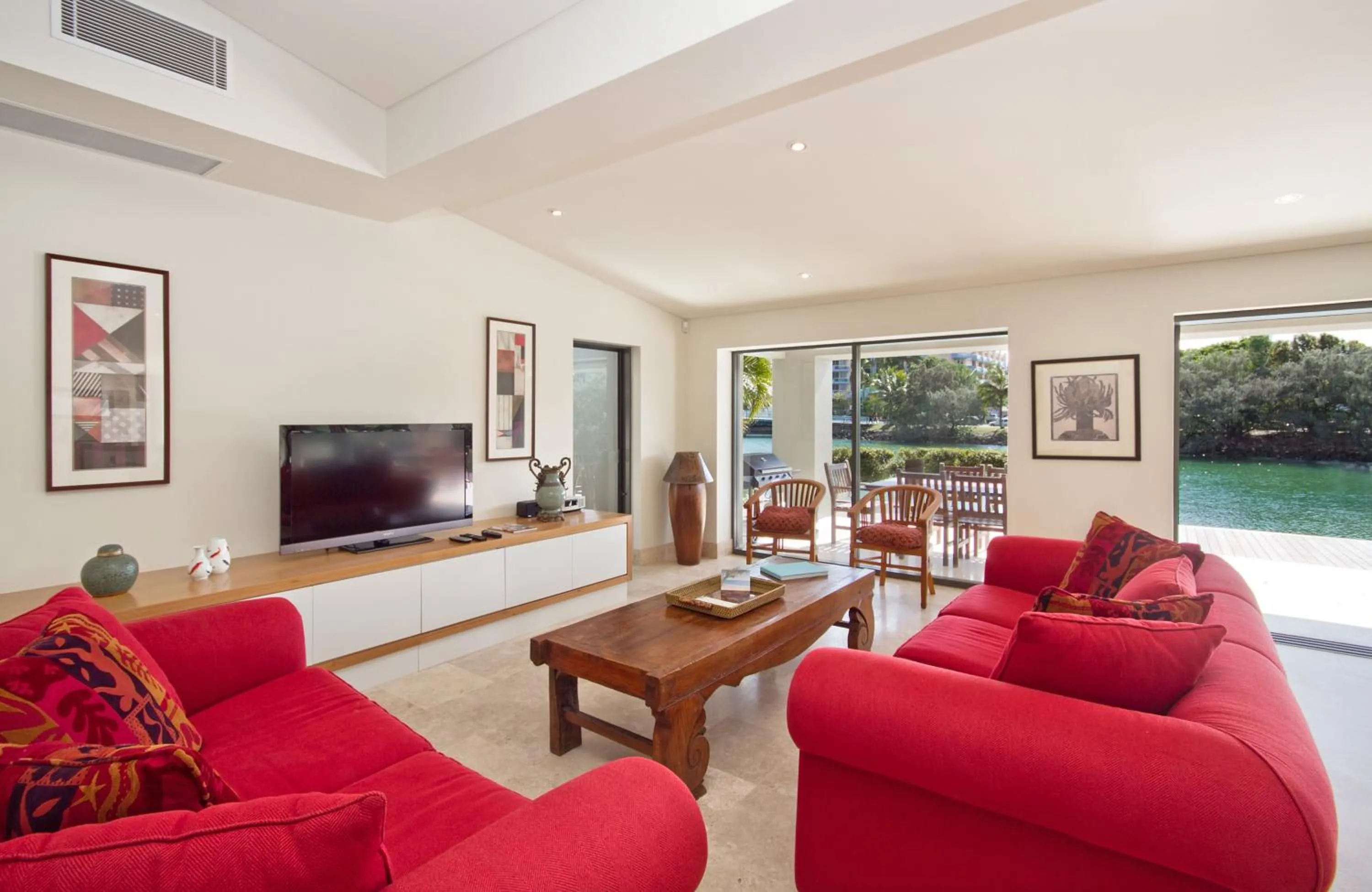 Canalfront Retreat, Private Jetty & Pool