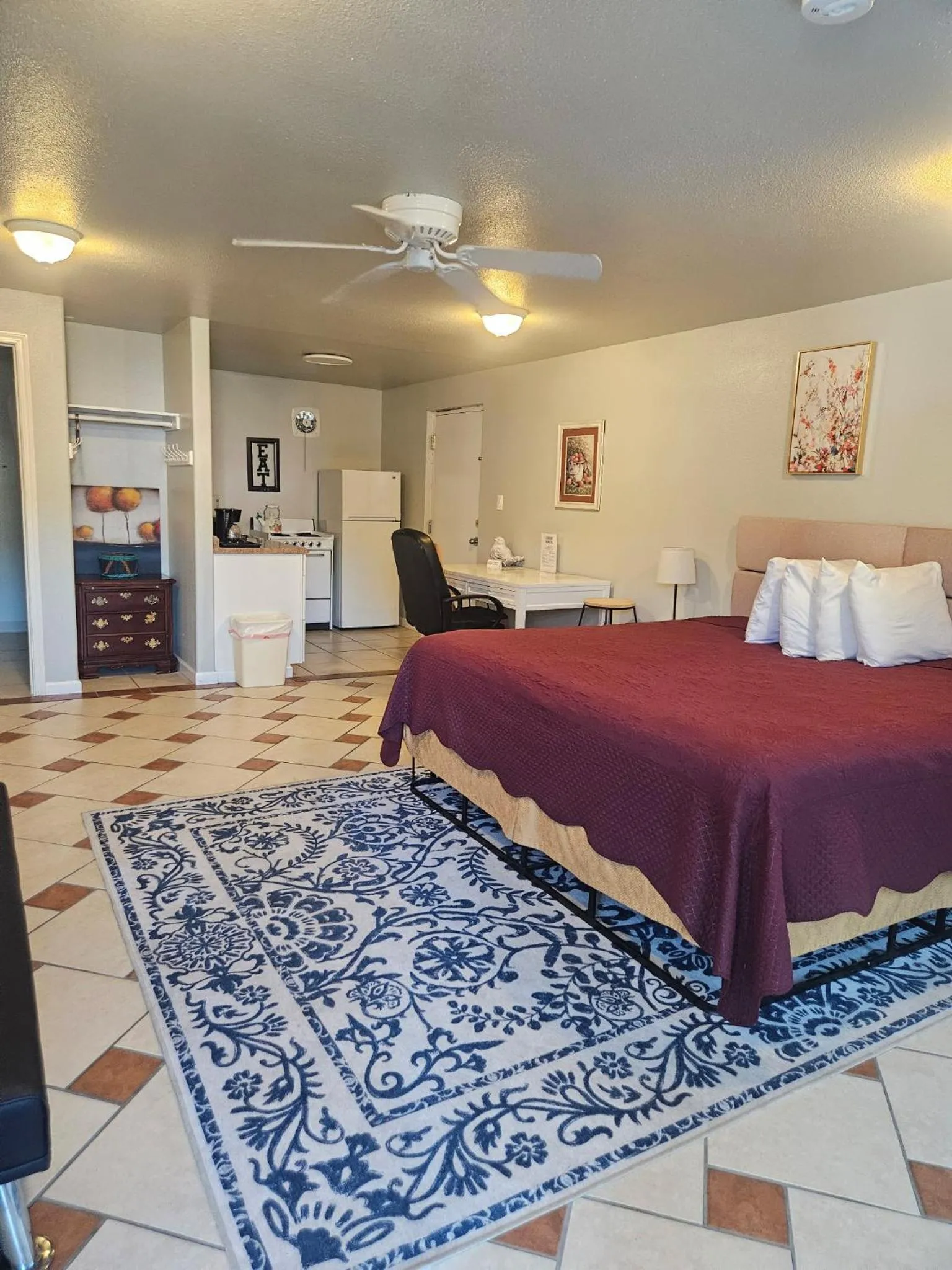 Single Room with Pool View - single occupancy in Camaray Motel