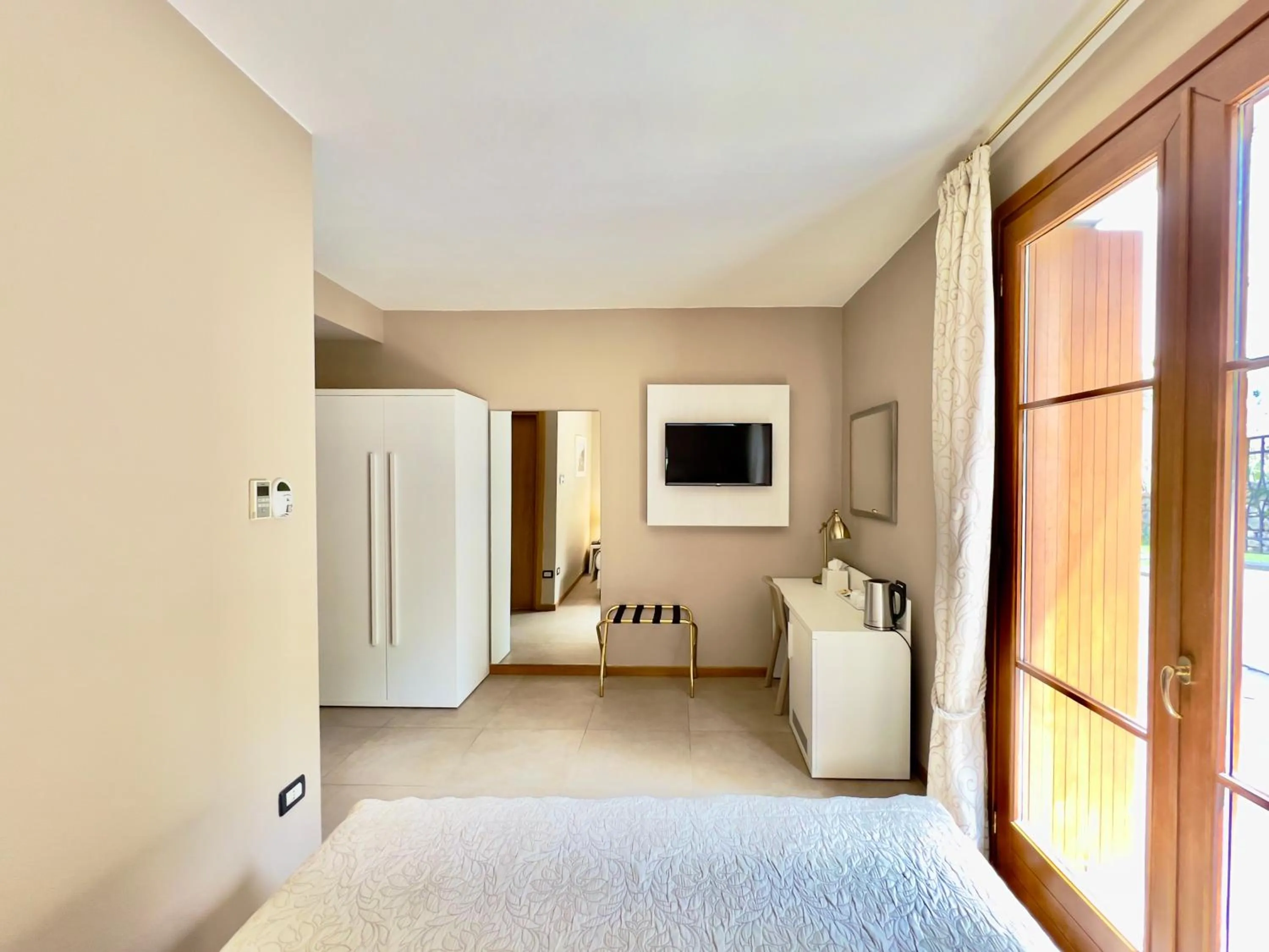 TV and multimedia in Hotel Villa Maria Au Lac - Estella Hotels Italia