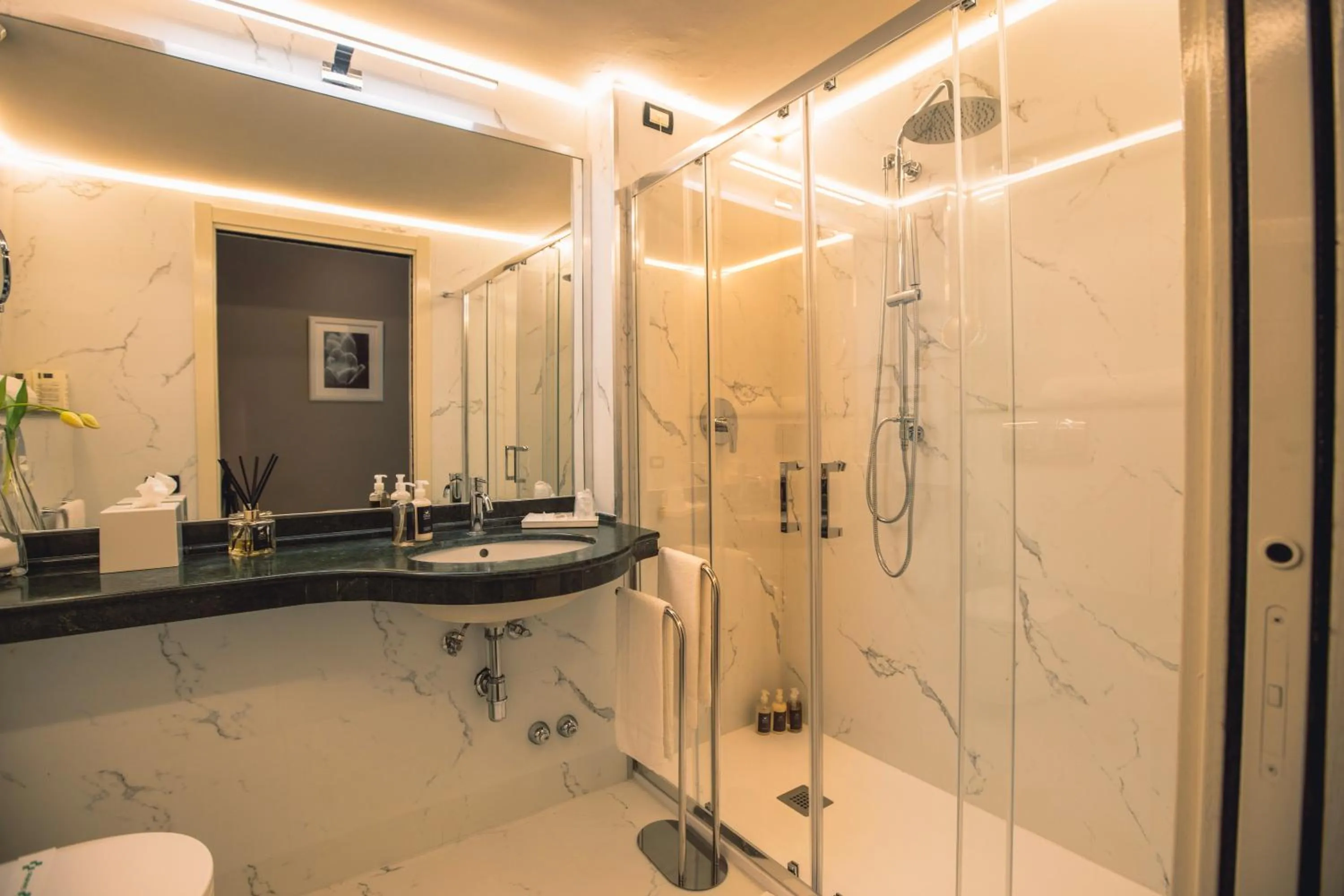 Bathroom in Hotel Villa Maria Au Lac - Estella Hotels Italia