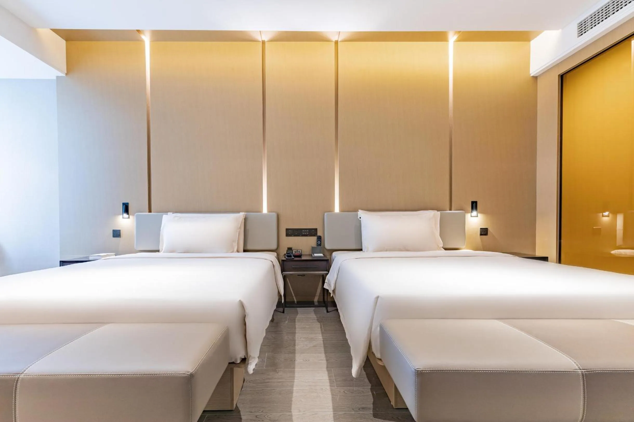 Bed in Atour Hotel Wuhan Donghu Yuejiazui