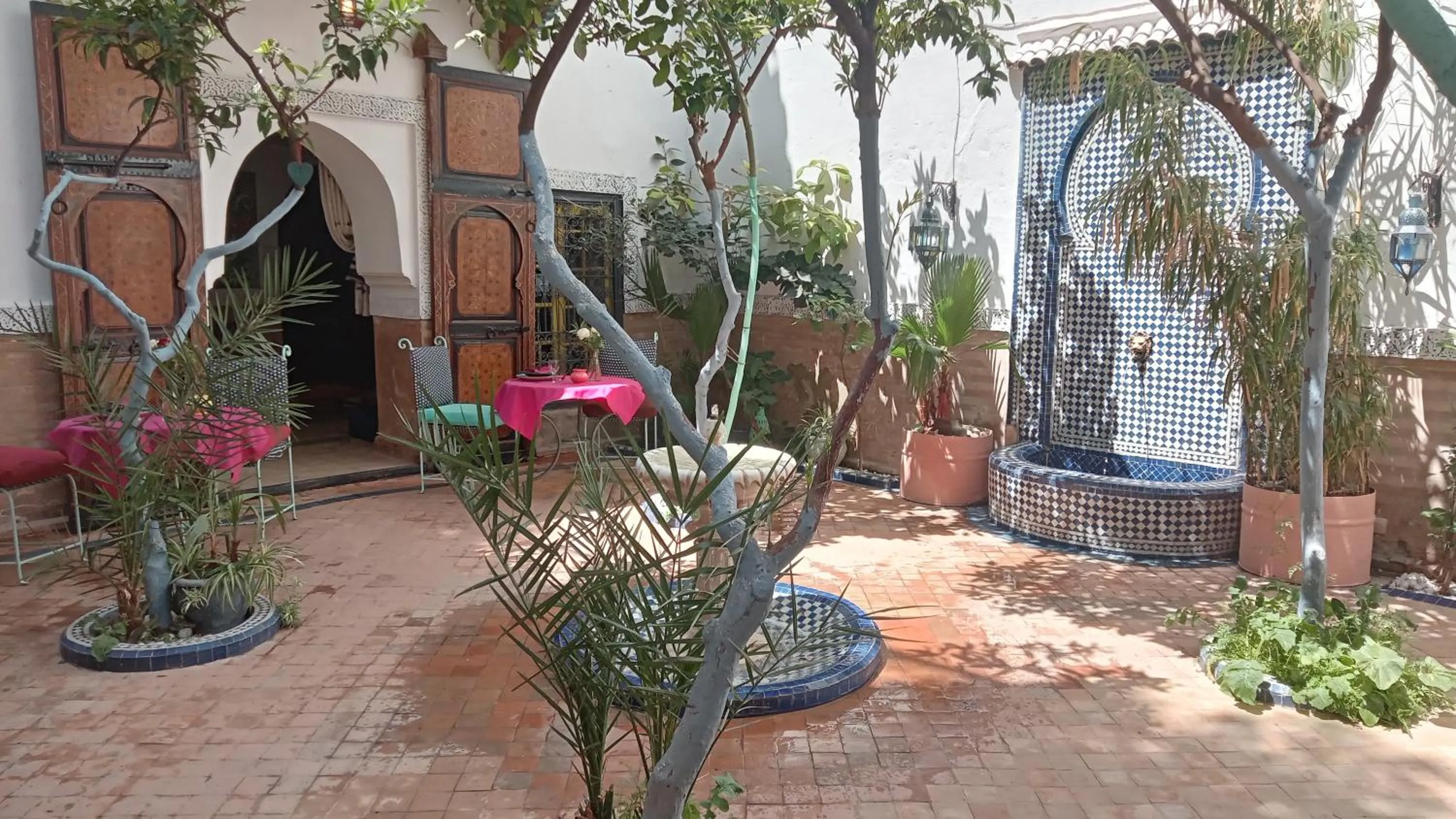 Restaurant/places to eat in Riad Maizie