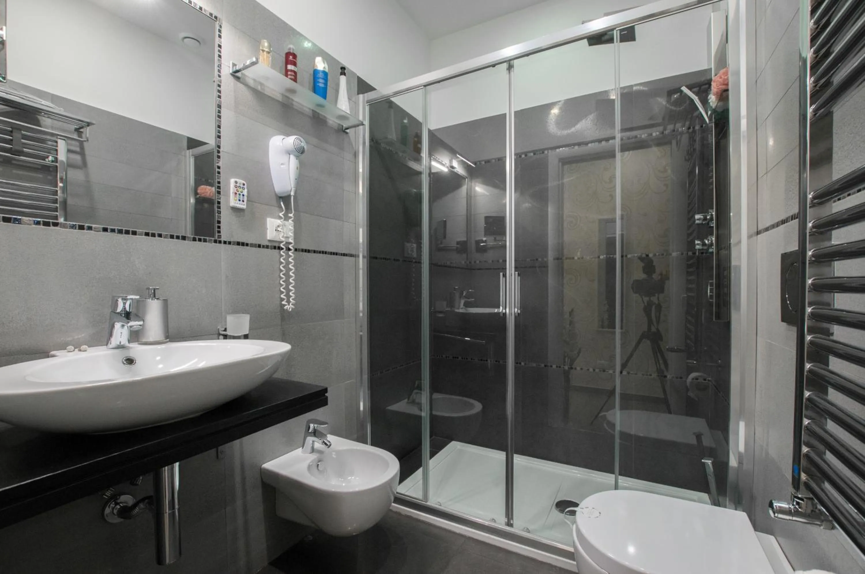 Bathroom in Elenoire Rooms & Suite