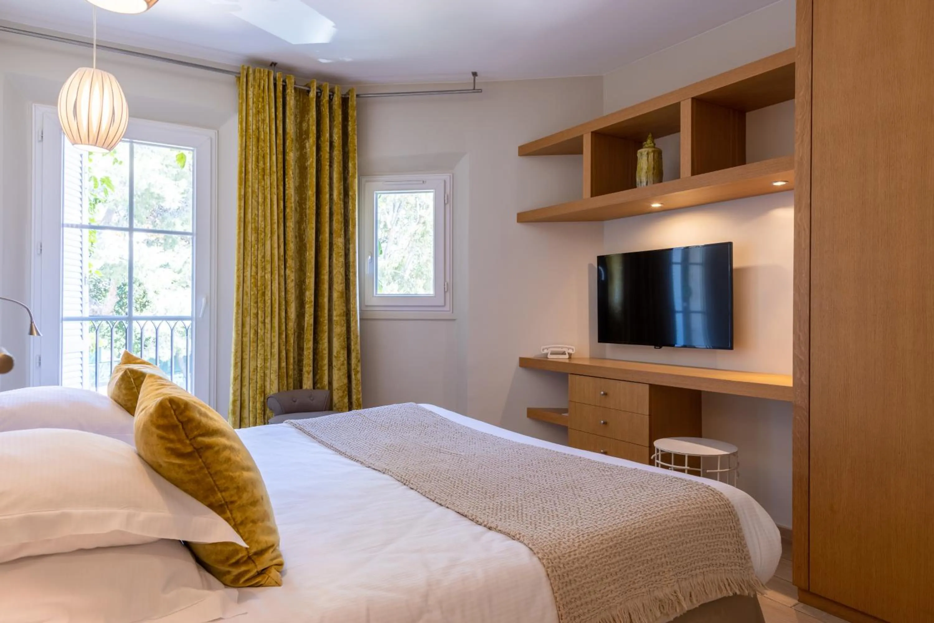 Property building, Bed in Hotel des Lices