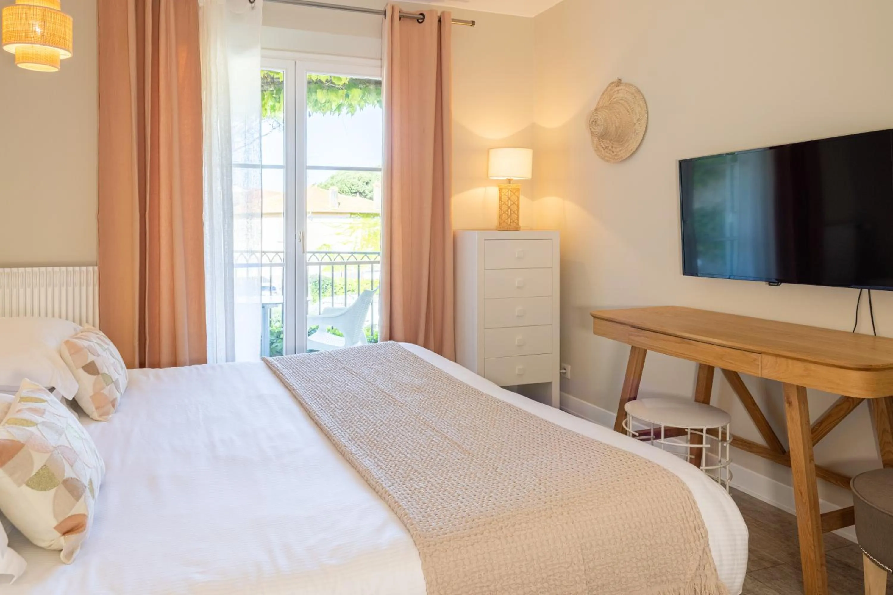 Photo of the whole room, Bed in Hotel des Lices