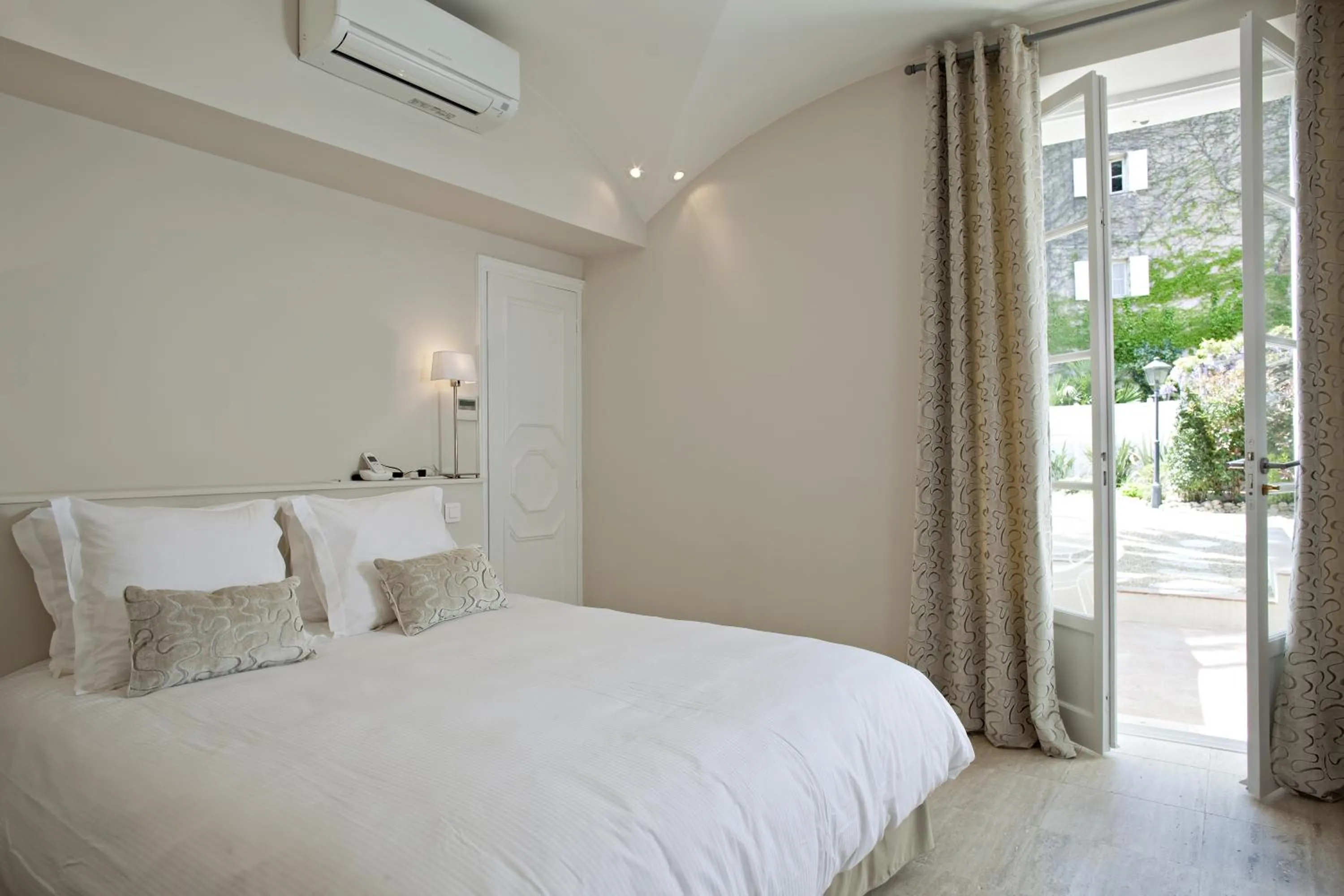 Bedroom, Bed in Hotel des Lices