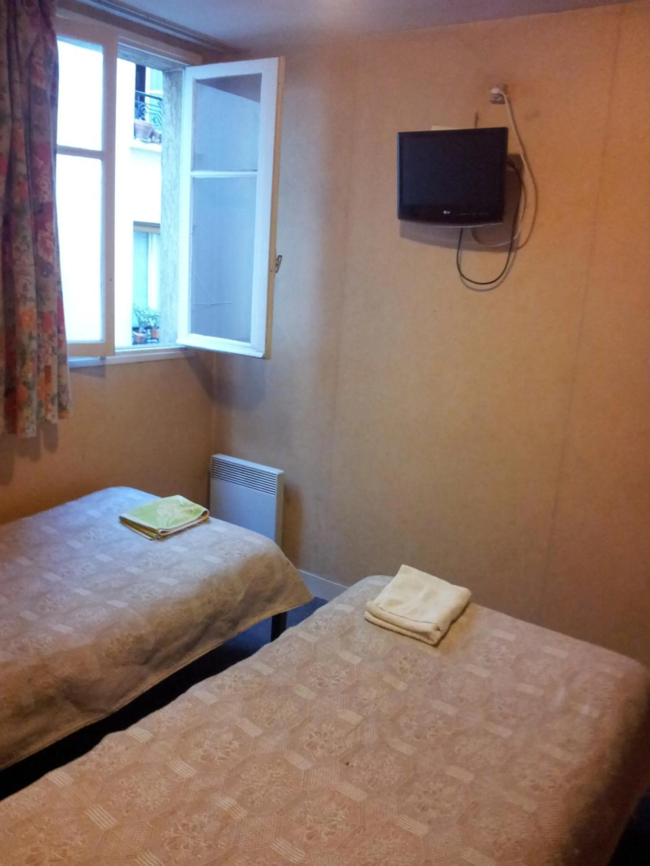 TV and multimedia in Hôtel du Terrage