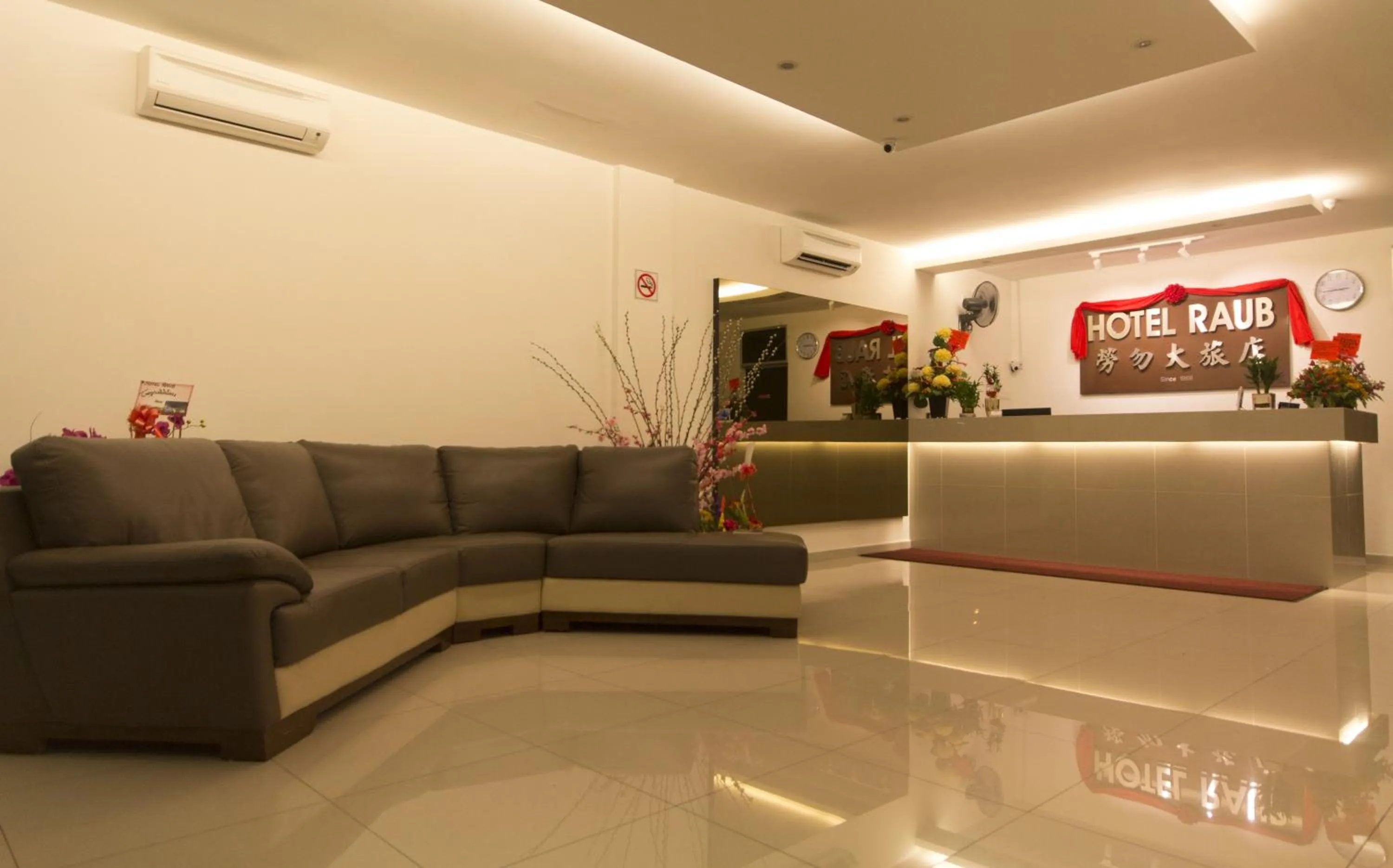 Lobby or reception in HOTEL RAUB since 1968