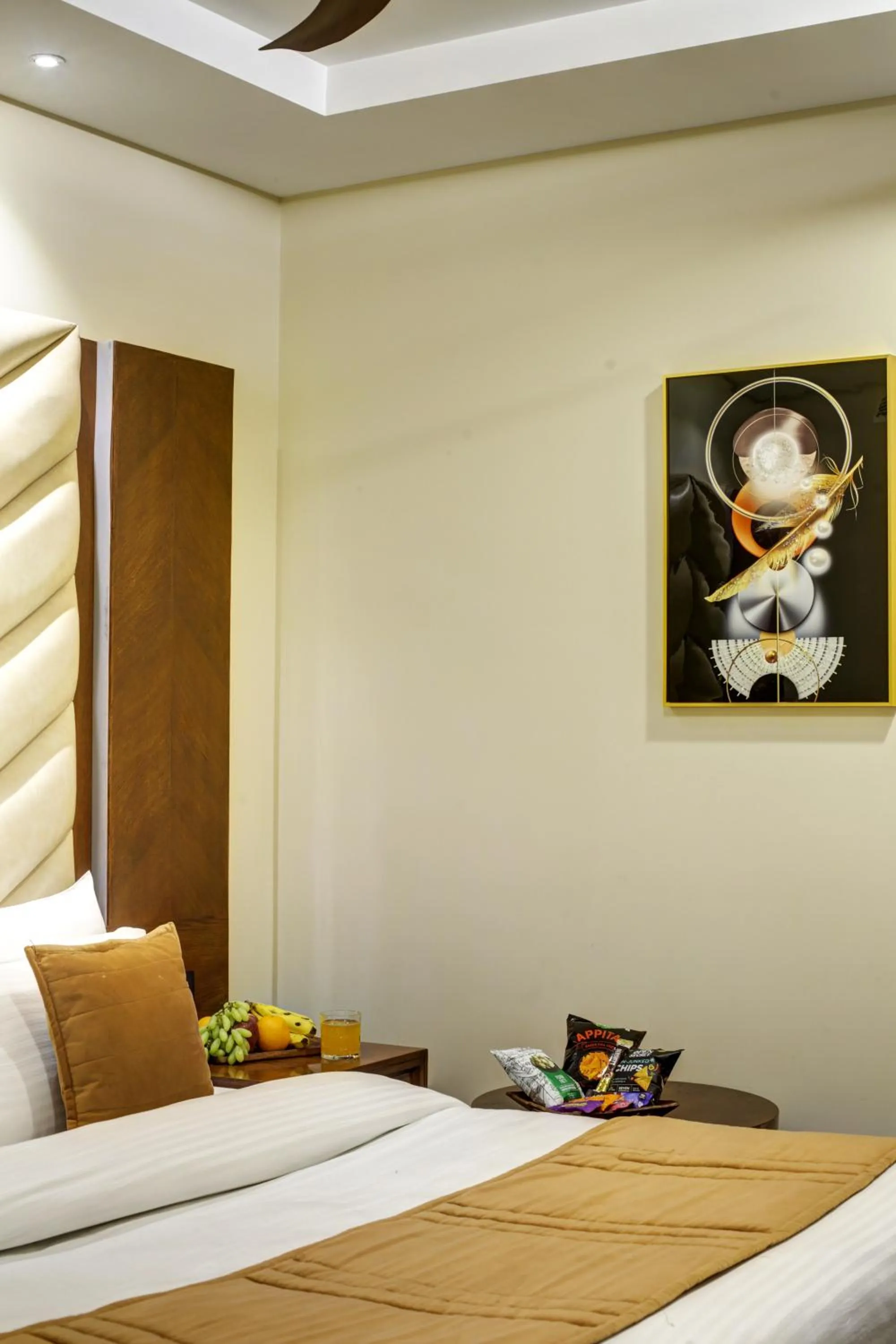 Bed in The Leena International-Near Connaught Place & New Delhi Railway Station