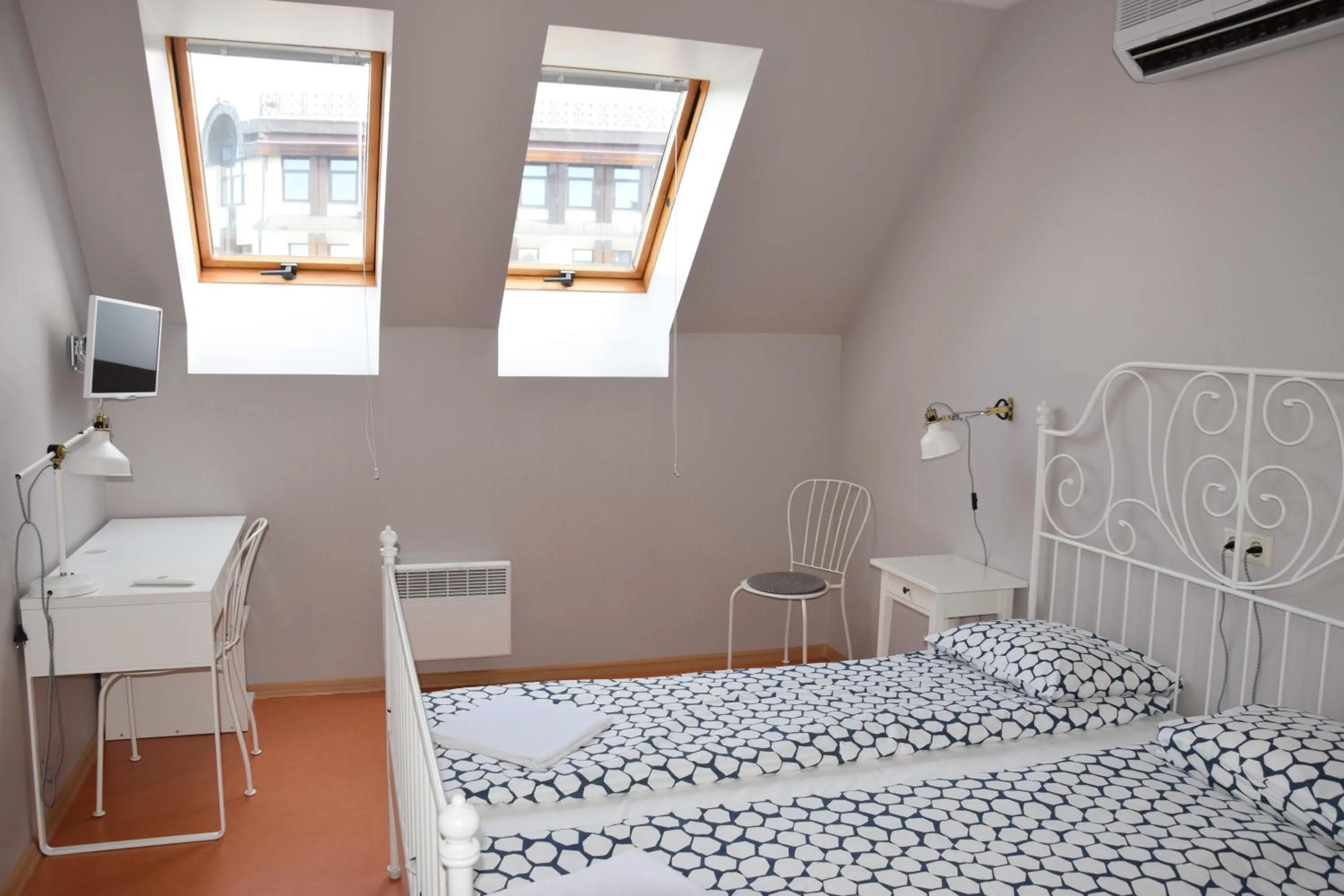 Photo of the whole room, Bed in Liberty