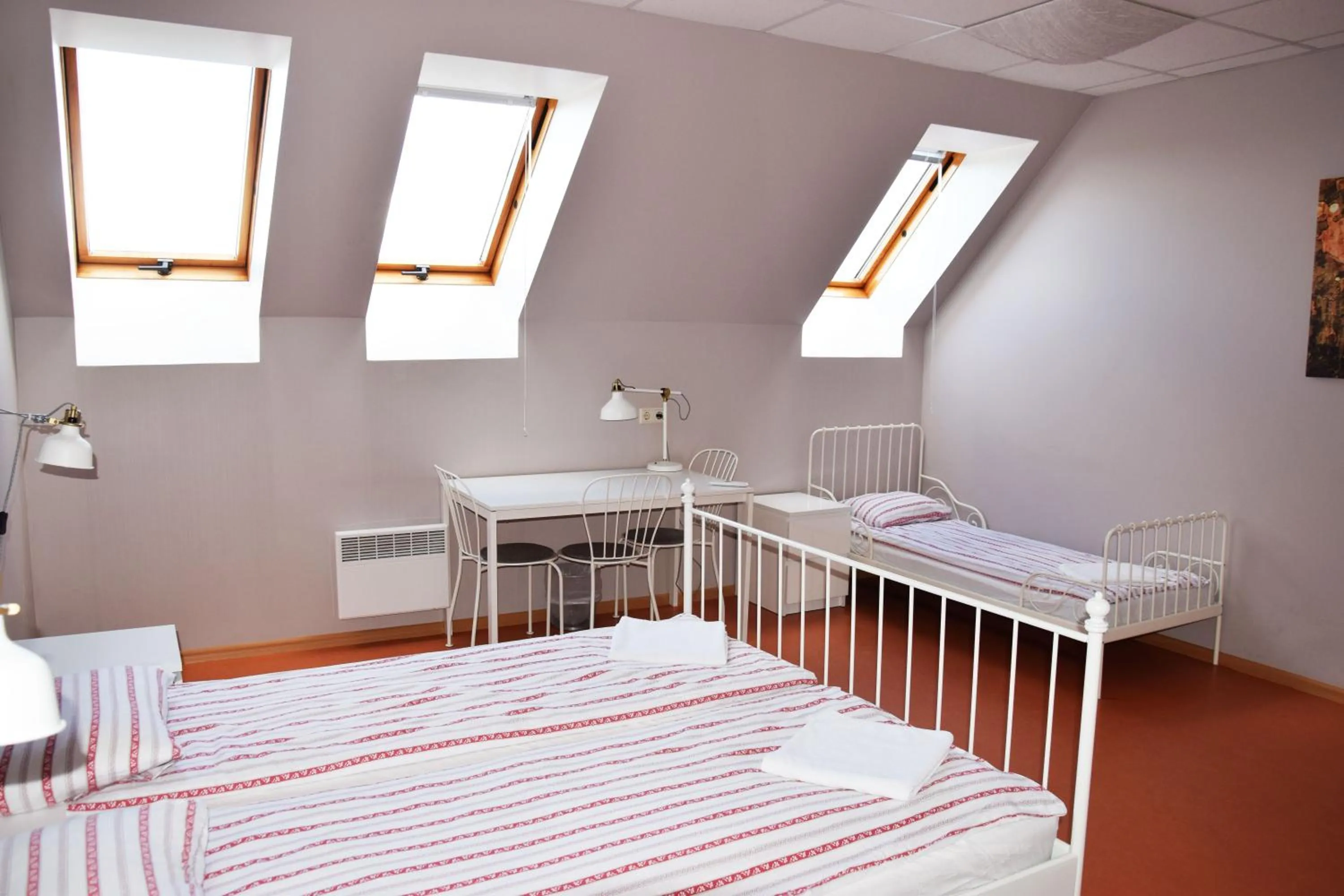 Photo of the whole room, Bed in Liberty