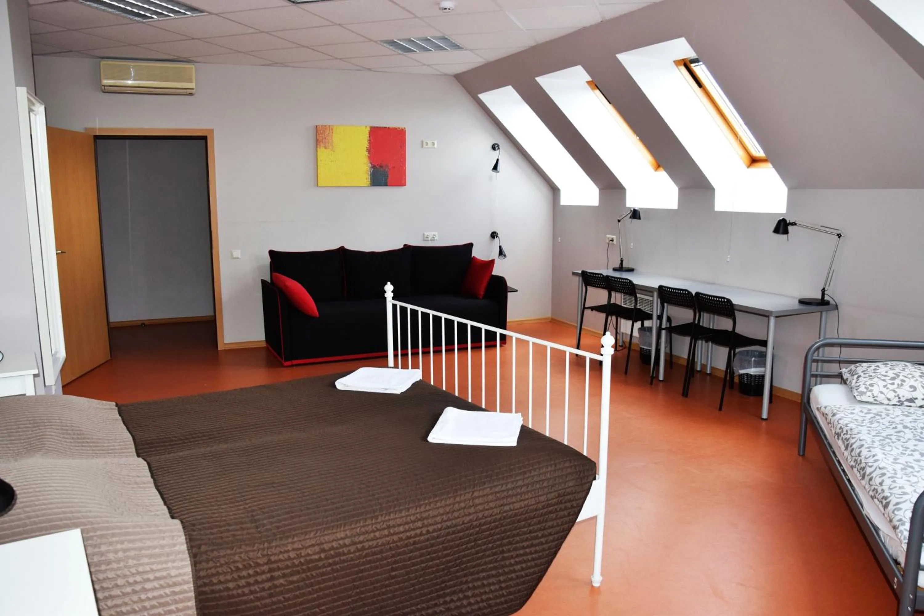 Photo of the whole room, Bed in Liberty