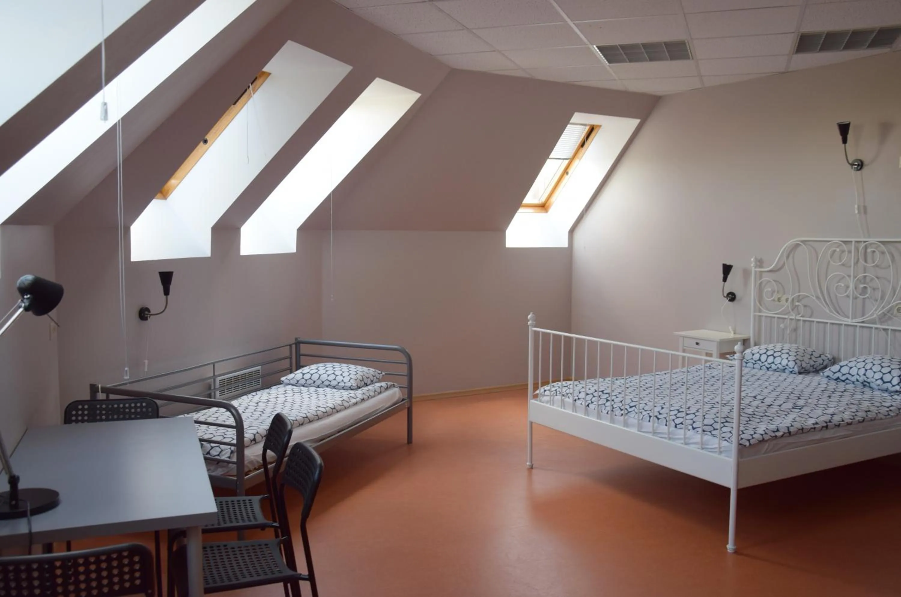 Photo of the whole room, Bed in Liberty