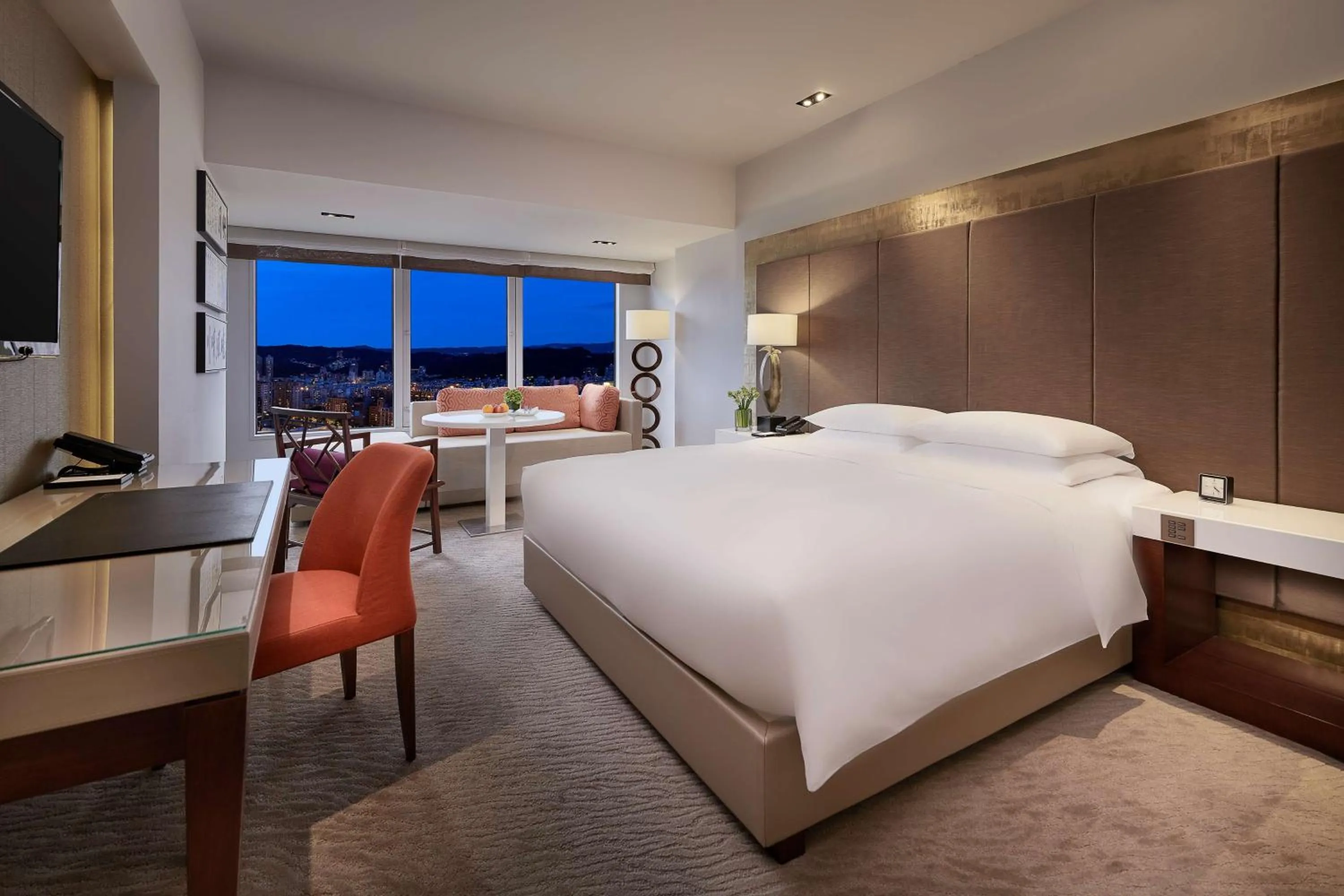 Photo of the whole room, Bed in Grand Hyatt Taipei