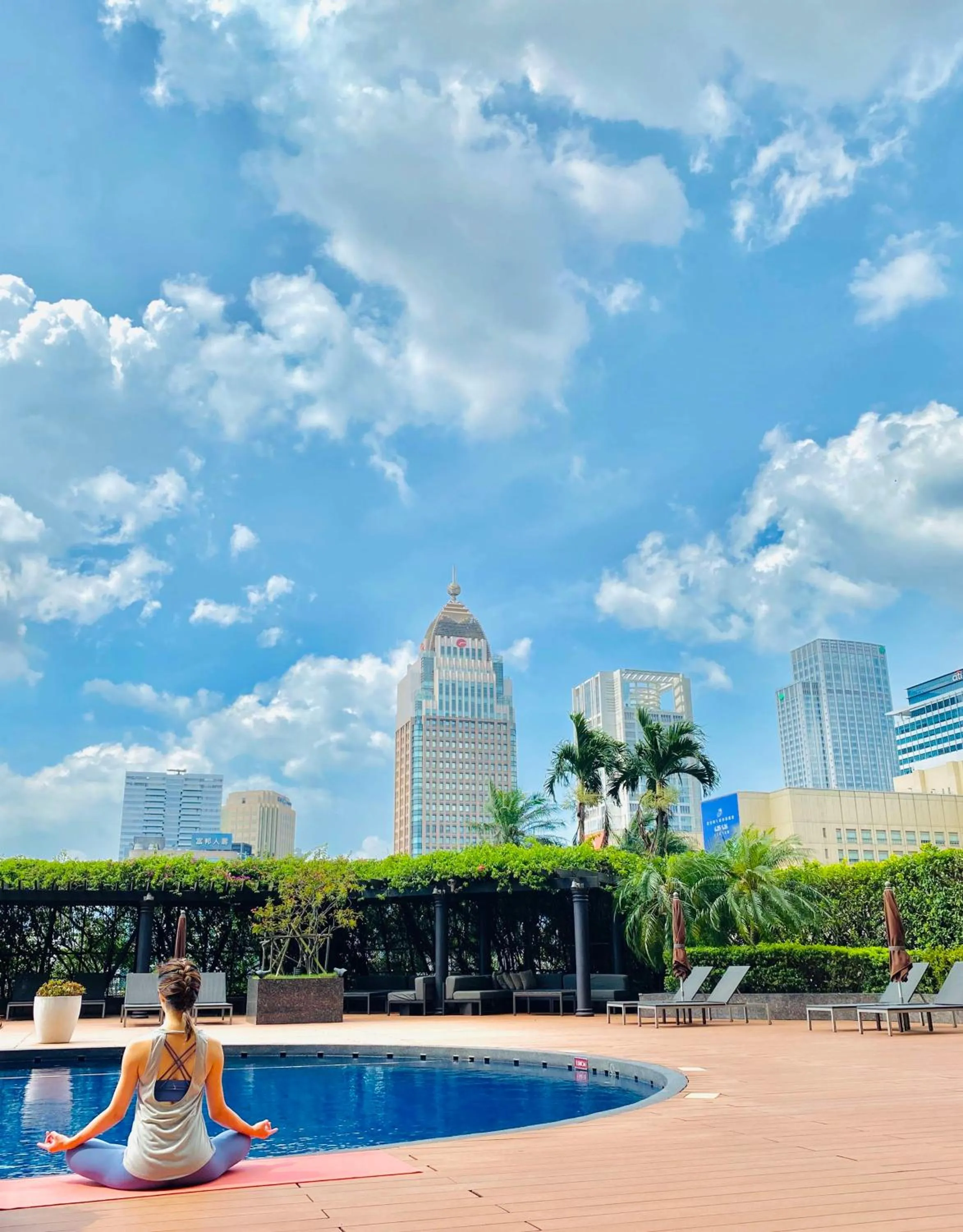 Swimming pool in Grand Hyatt Taipei