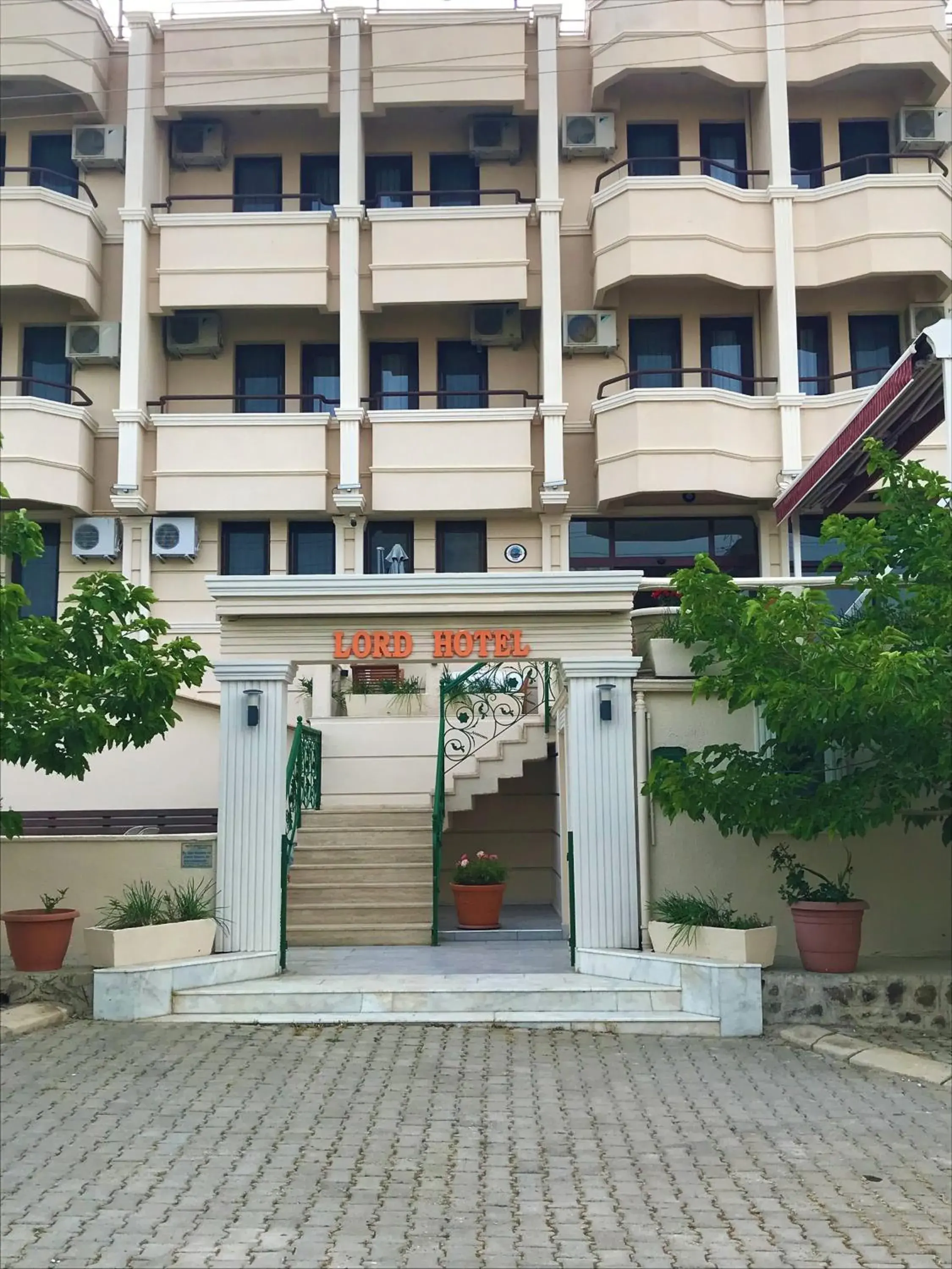 Facade/entrance in Lord Hotel Facade/entrance in Lord Hotel