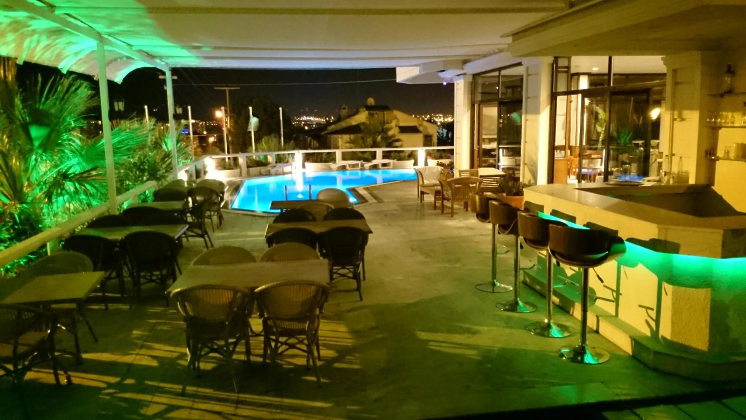 Restaurant/places to eat in Lord Hotel