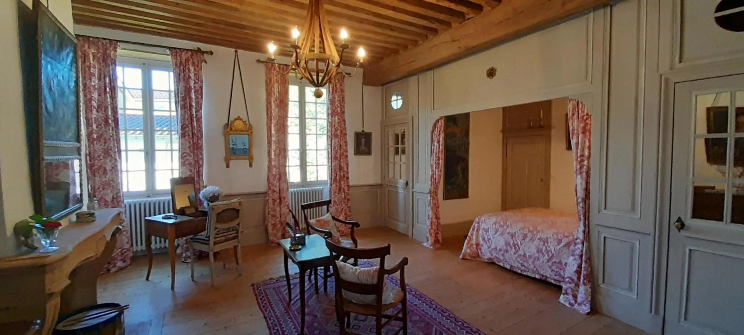 Photo of the whole room, Bed in La Chanoinesse
