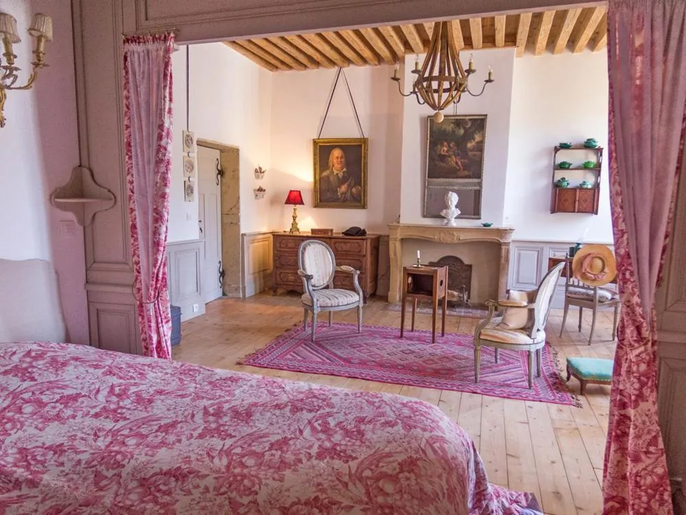 Photo of the whole room, Bed in La Chanoinesse