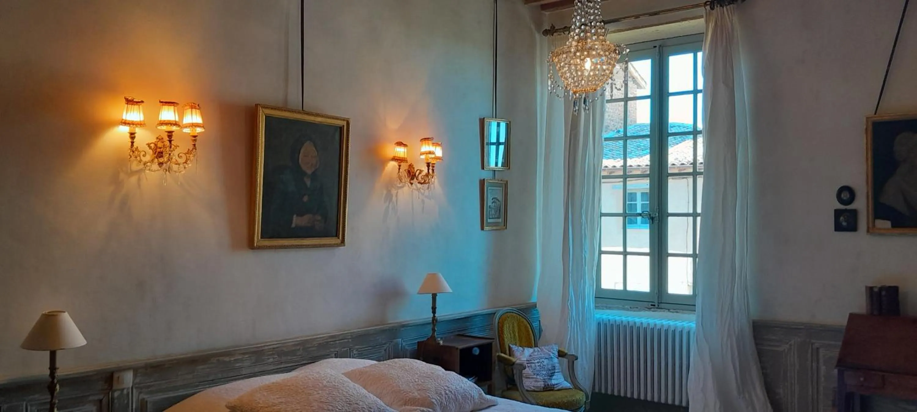Photo of the whole room, Bed in La Chanoinesse